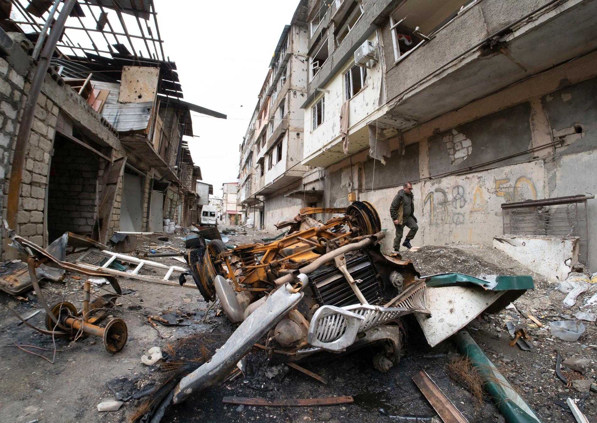 En man promenerar genom ett bombat bostadskvarter i Stepanakert, i onsdags.