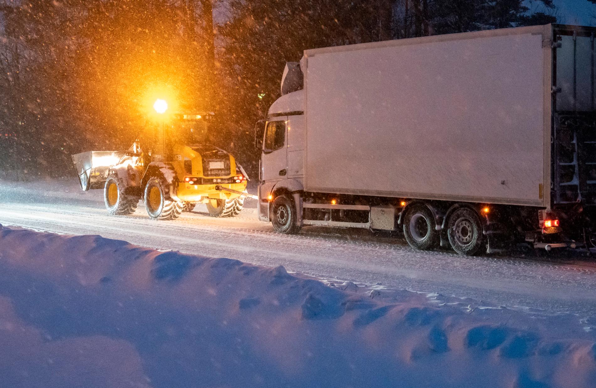 Snöoväder ställer till det för tunga fordon i södra Sverige.