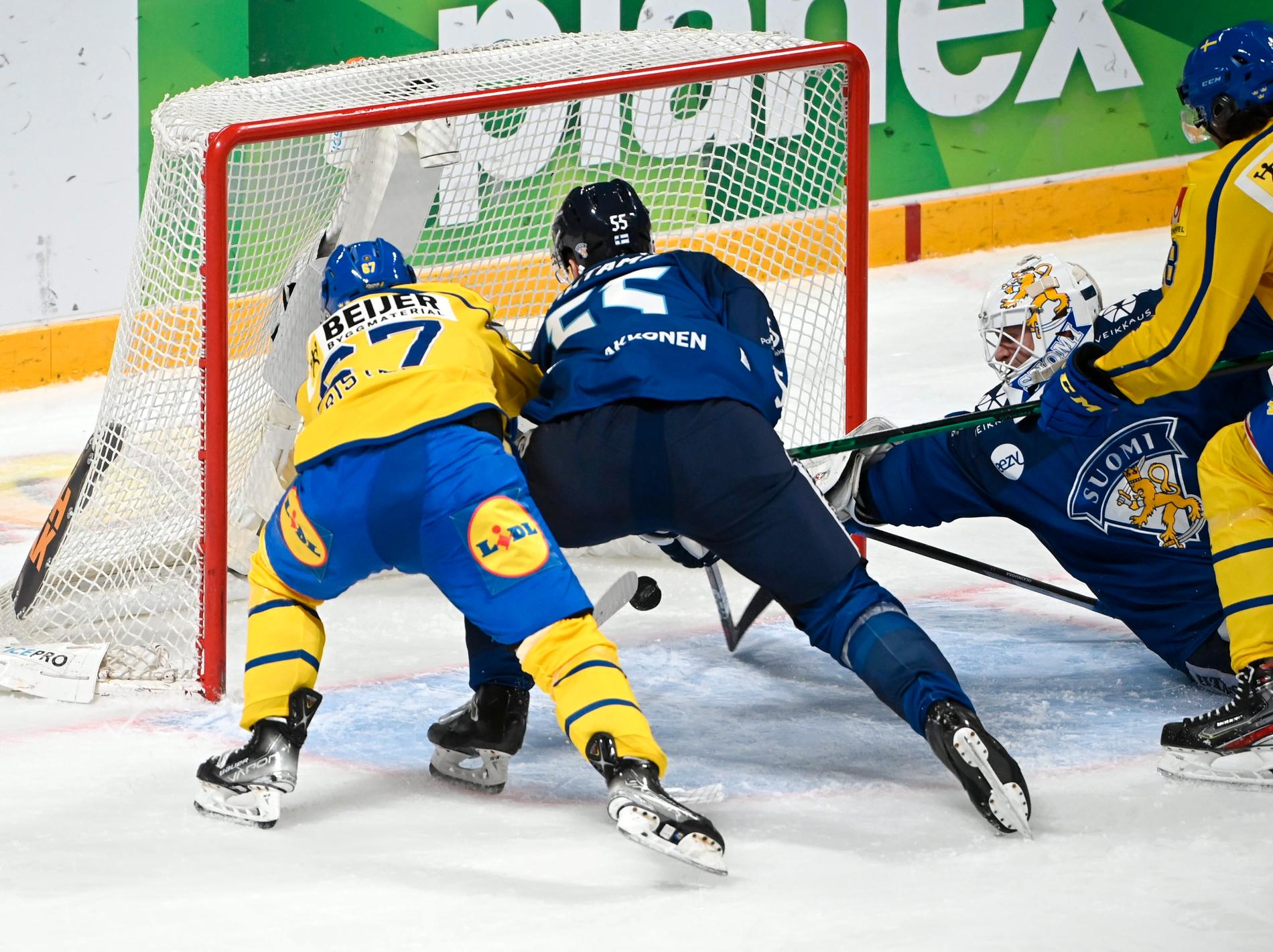 Leon Bristedt tar kampen framför det finska målet.