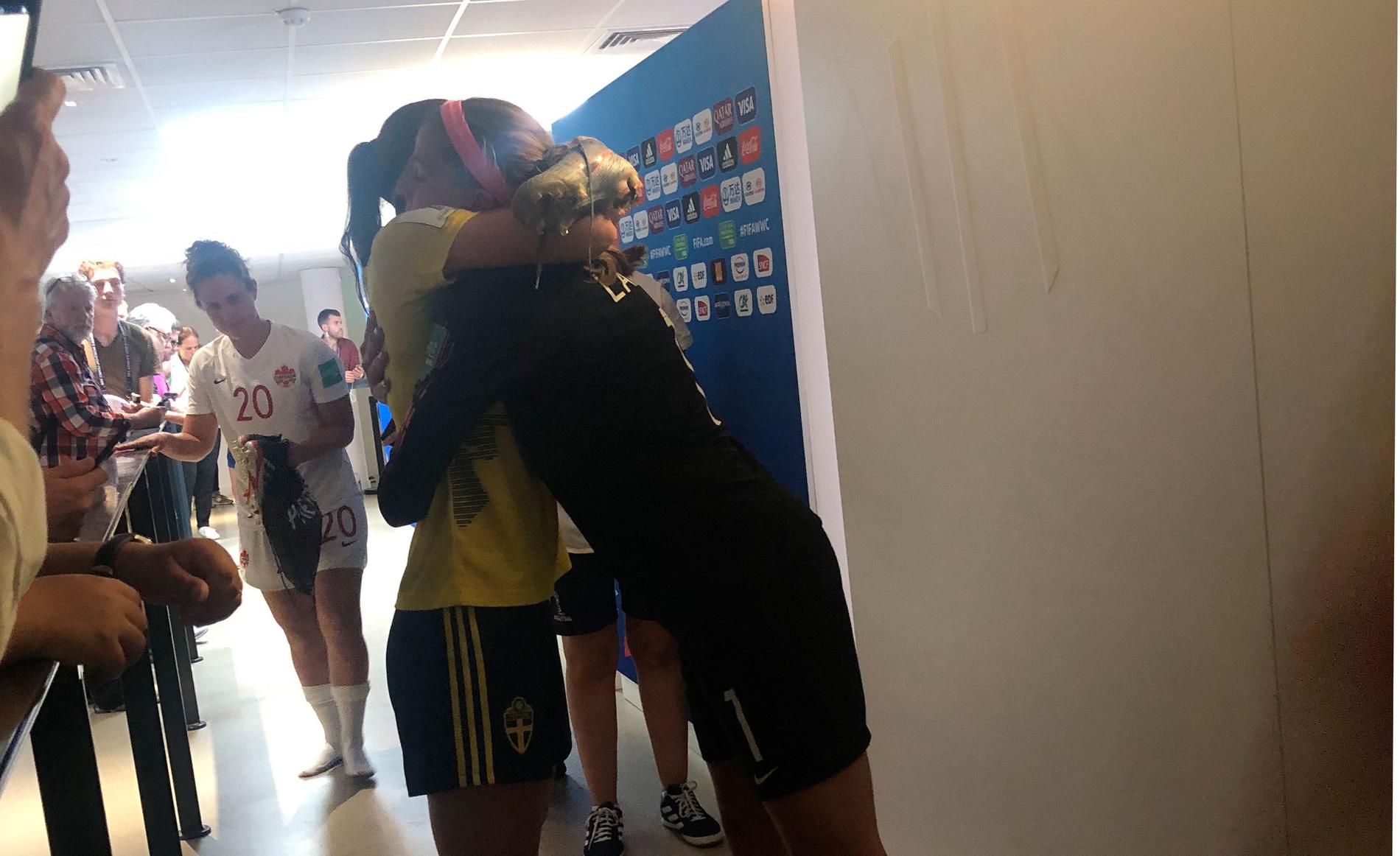 Kanadas målvakt Stephanie Labbé och Kosovare Asllani möts i en kram efter matchen.