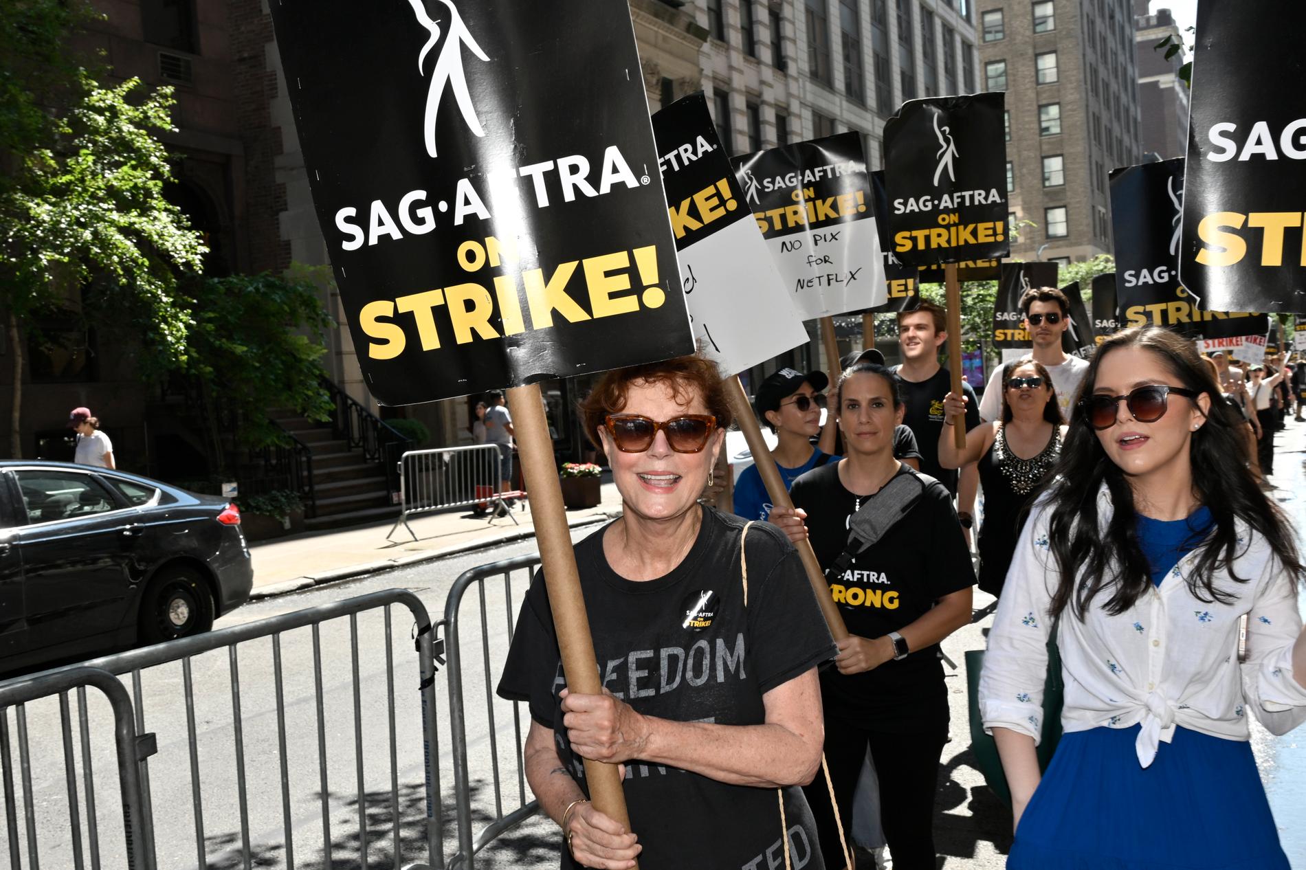 Skådespelaren Susan Sarandon i ett demonstrationståg utanför Netflix kontor i juli. 