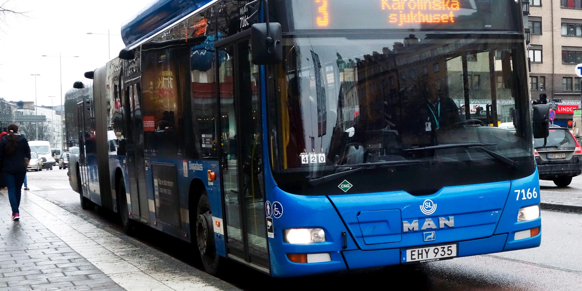 Sista SL-bussen på icke förnybart drivmedel har rullat klart. Stockholm är först i välden med att ha en helt  fossilfri bussflotta.