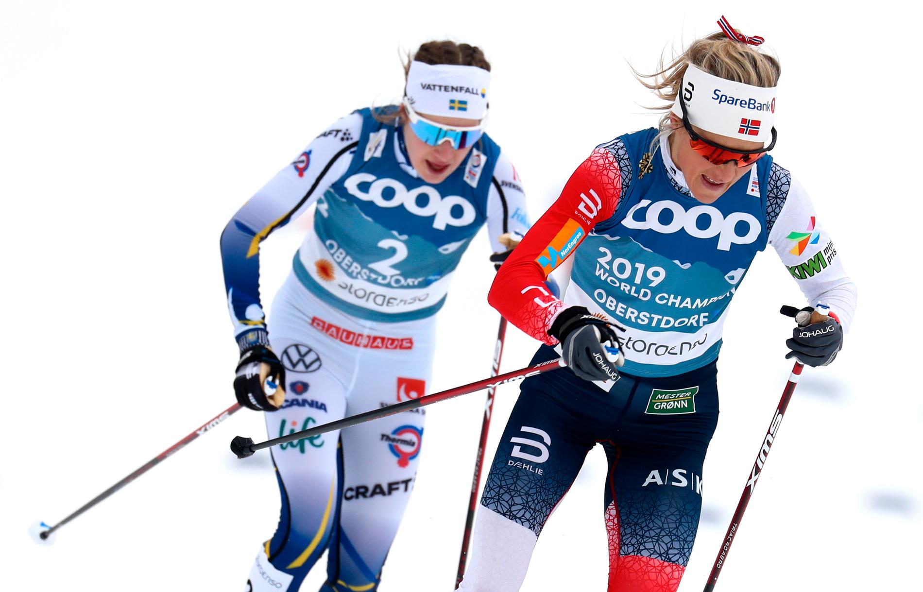 Ebba Andersson, till vänster, ställs mot Norges Therese Johaug på tredjesträckan i VM-stafetten i Oberstdorf. Här syns de under skiathlonloppet tidigare under mästerskapet.