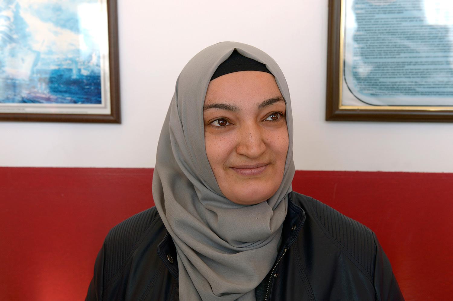 Emin Yeter, 36, säger att hon är tacksam för att Erdoğan gjort det möjligt att bära slöja.