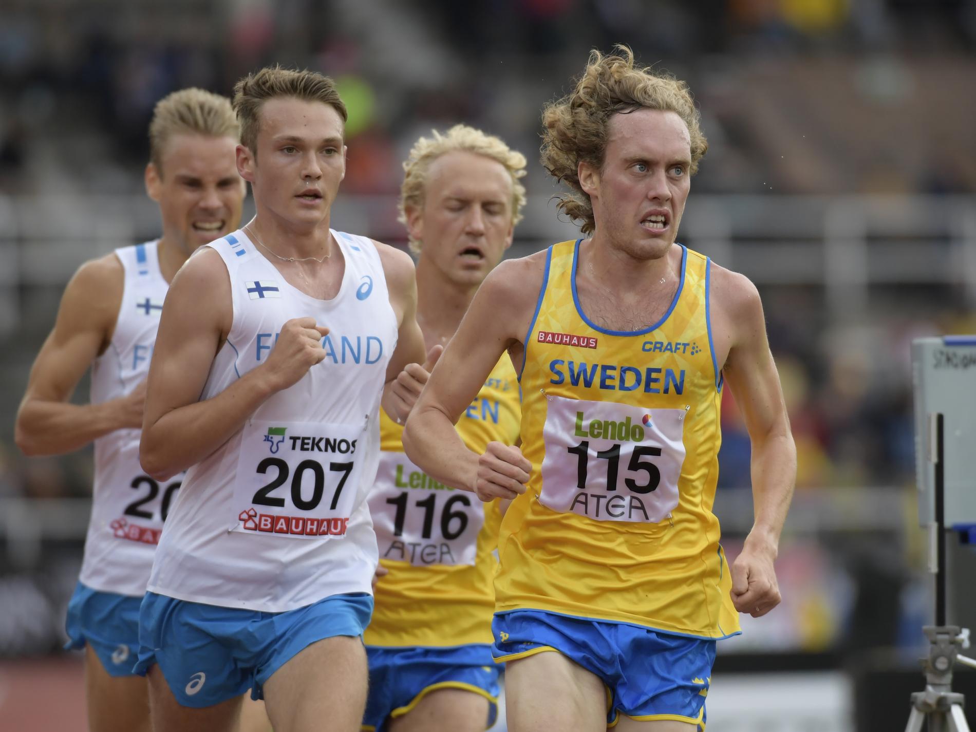 Lördagens 10 000-meterslopp med Mikael Ekvall i täten.