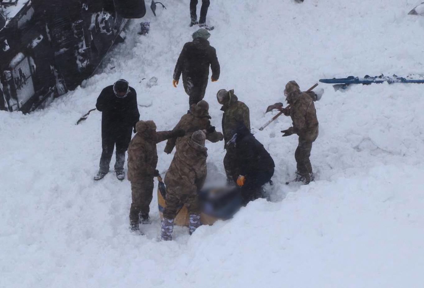 Över 300 personer deltog i sökandet efter offer för en lavin i östra Turkiet. 
