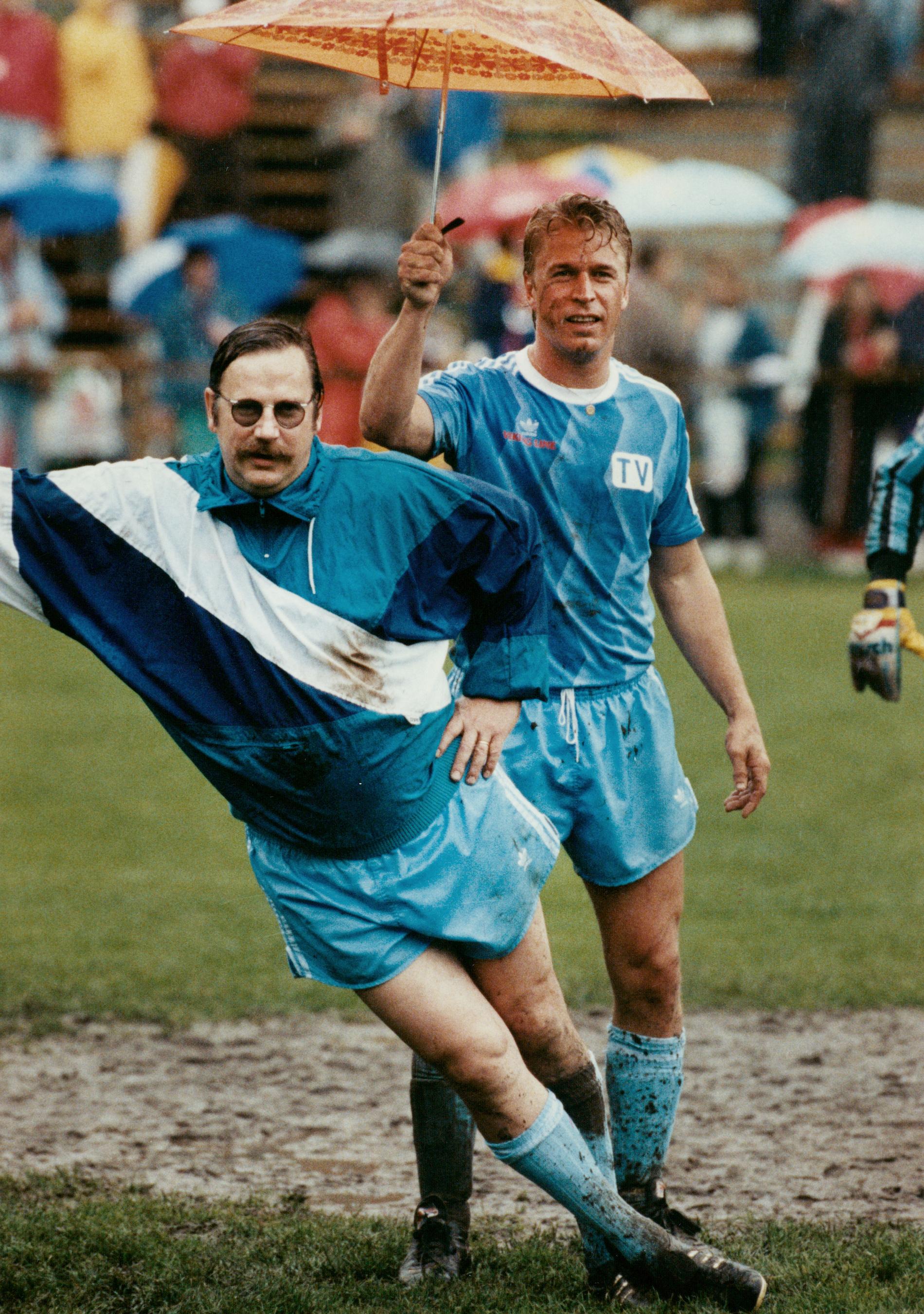Sven Melander och Johan Hedenberg på kändisfotbollsjippo 1990.