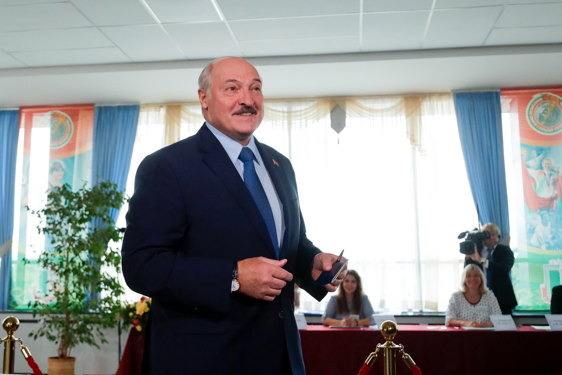 Belarus ledare Aleksandr Lukasjenko i en vallokal under söndagen.