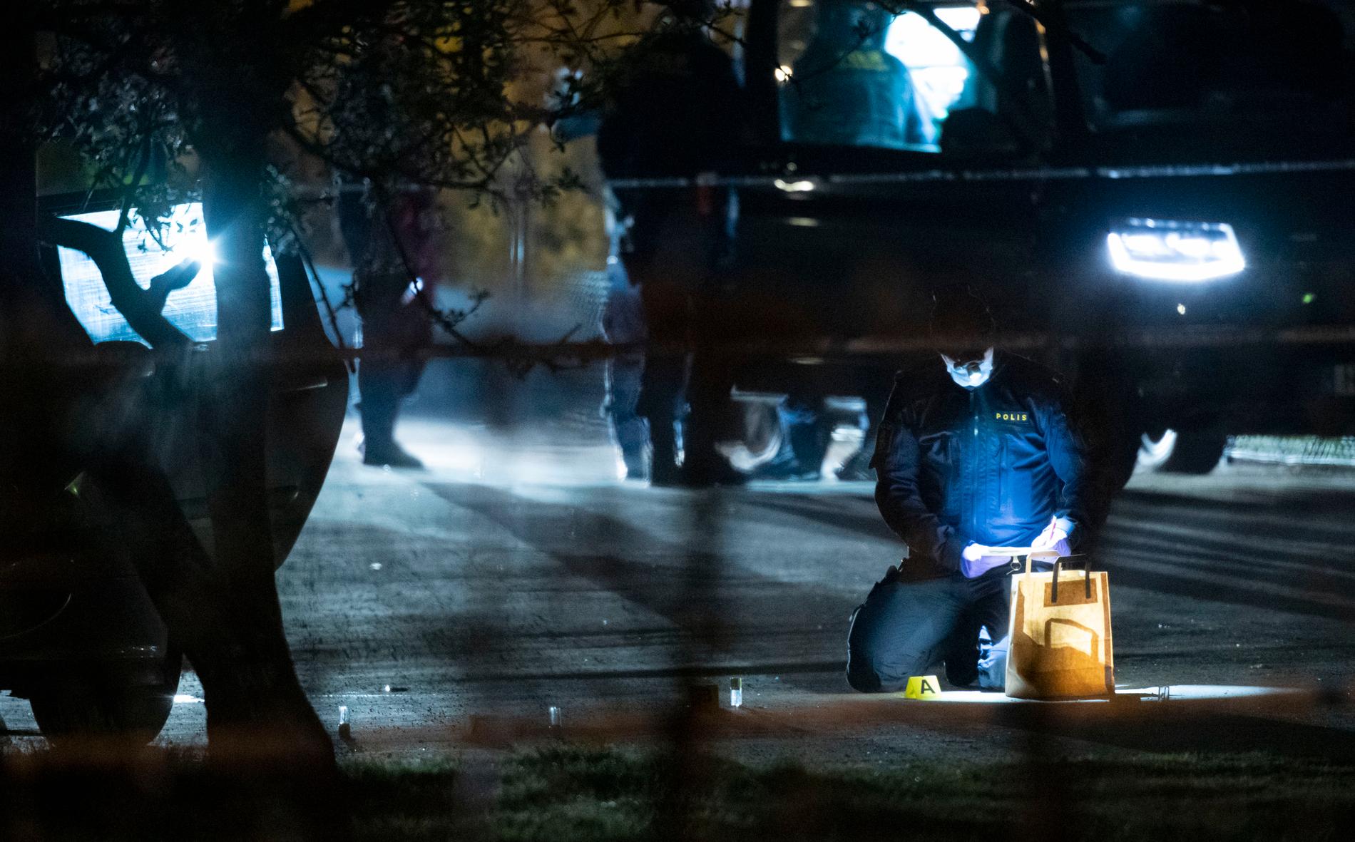 Polisens kriminaltekniker på plats på Tränsgatan i Helsingborg efter en skottlossning.