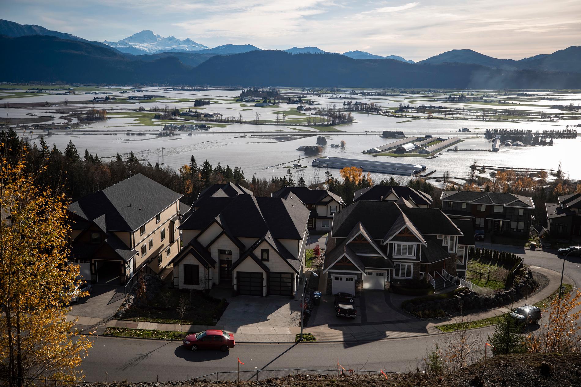 Markerna i dalen vid staden Abbotsford i Britsh Columbia ligger under vatten.