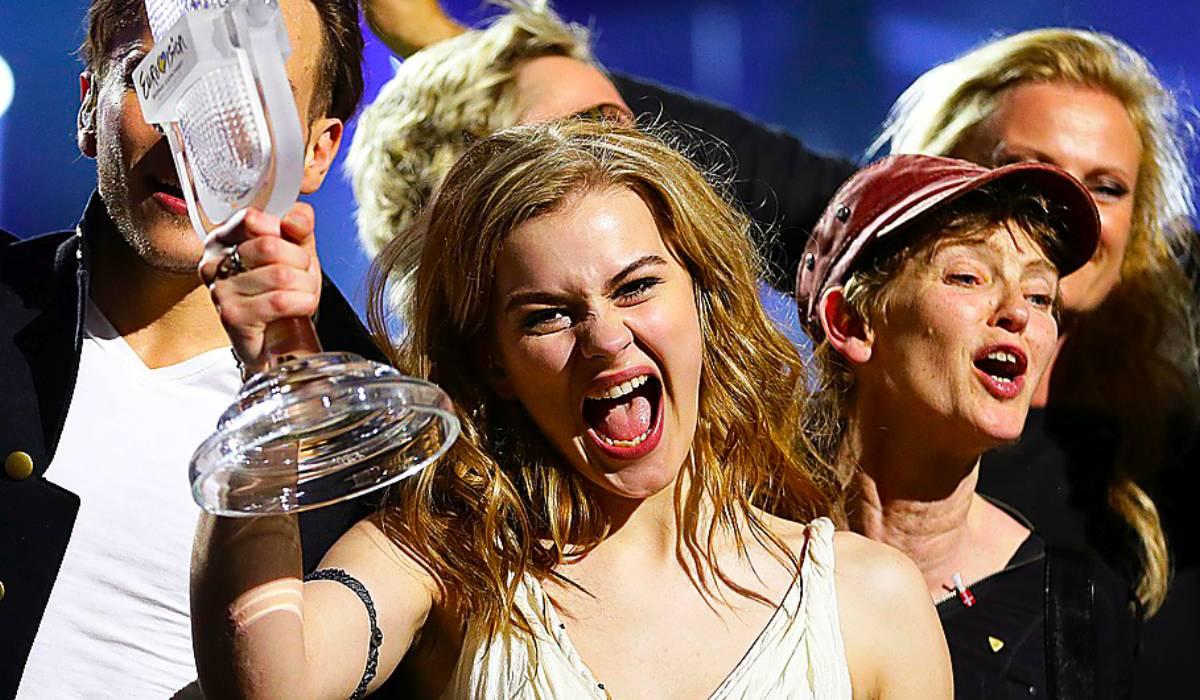 Danska Emmelie Deforset håller upp pokalen efter segern i Eurovision 2013.
