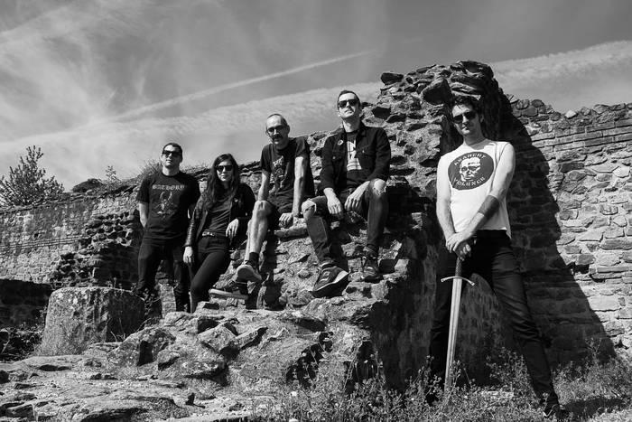 Franska heavy metal-bandet Meurtrieres gillar svärd. Både i sin musik och på sina pressbilder.
