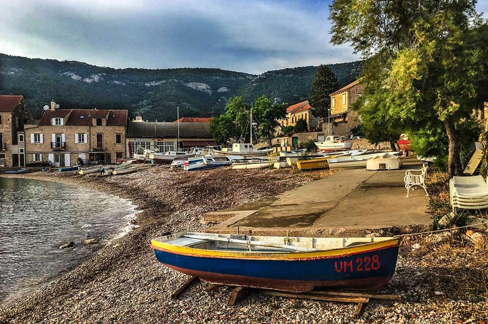 Det kroatiska registreringsnumret målades över då den här båten syntes i filmen, då skulle det föreställa en grekisk båt. Nu ligger den på en strand i Komiza.