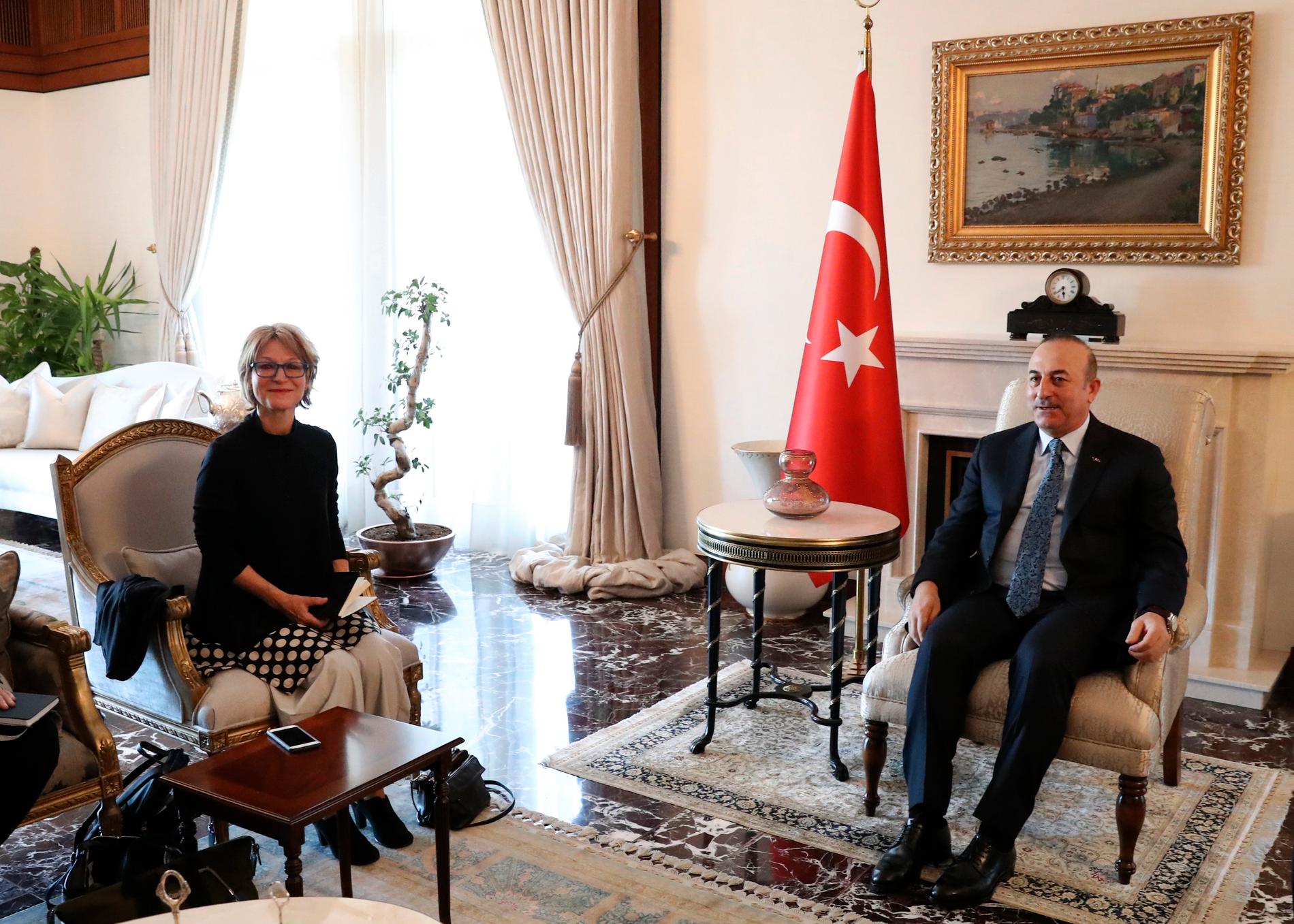 FN-utredaren Agnès Callamard (till vänster) i ett möte med Turkiets utrikesminister Mevlut Cavusoglu i Ankara tidigare i veckan.