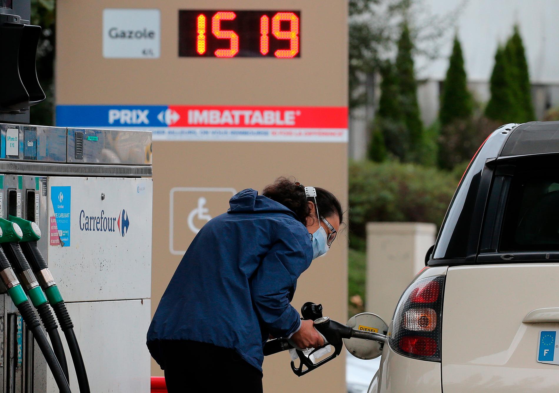 En kvinna tankar sin bil i södra Frankrike. Inom EU diskuteras när det ska bli stopp för försäljning av nya bensin- och dieselbilar. Arkivfoto.