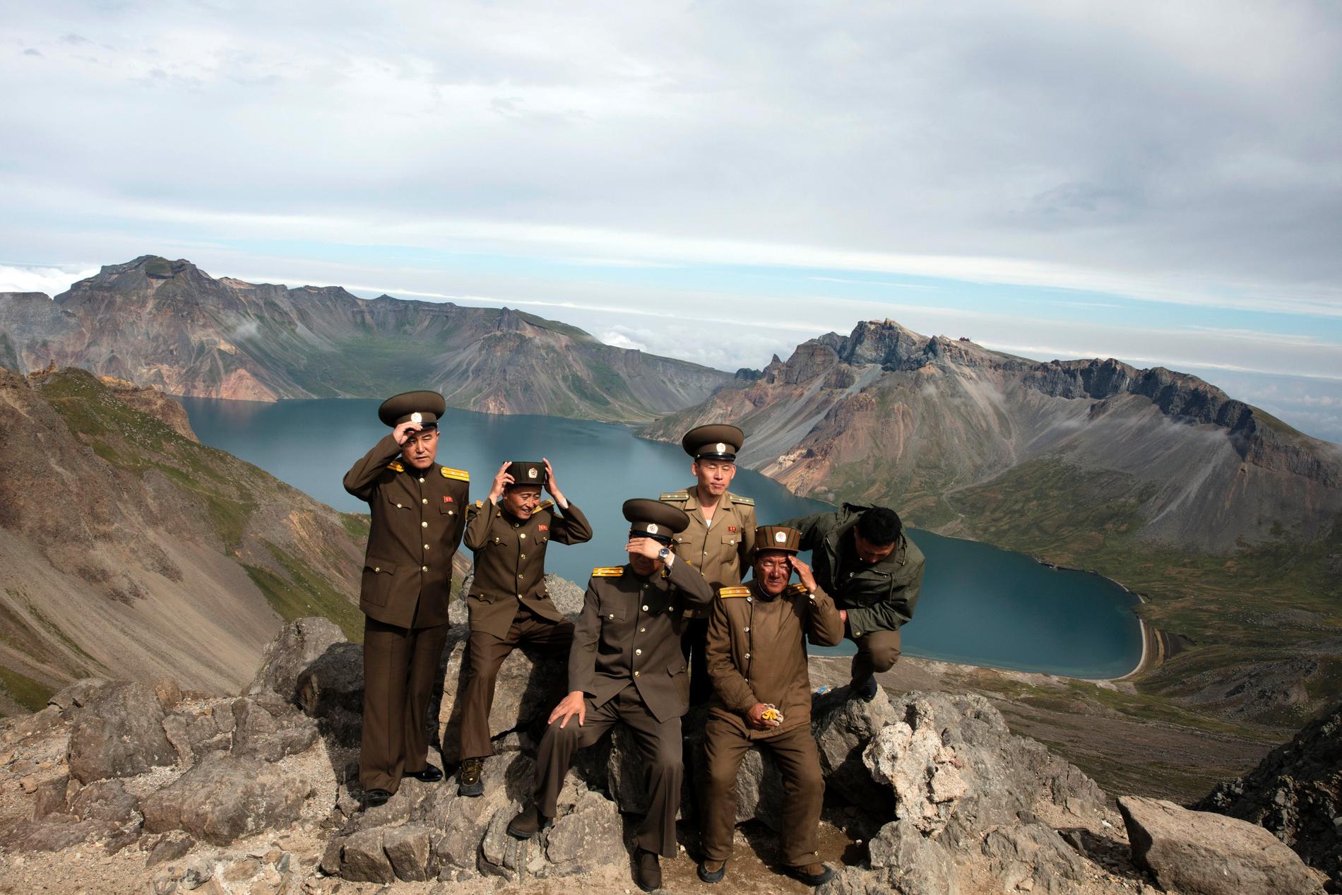 Nordkoreanska soldater poserar i augusti 2018 uppe på det mytomspunna berget Paektu.