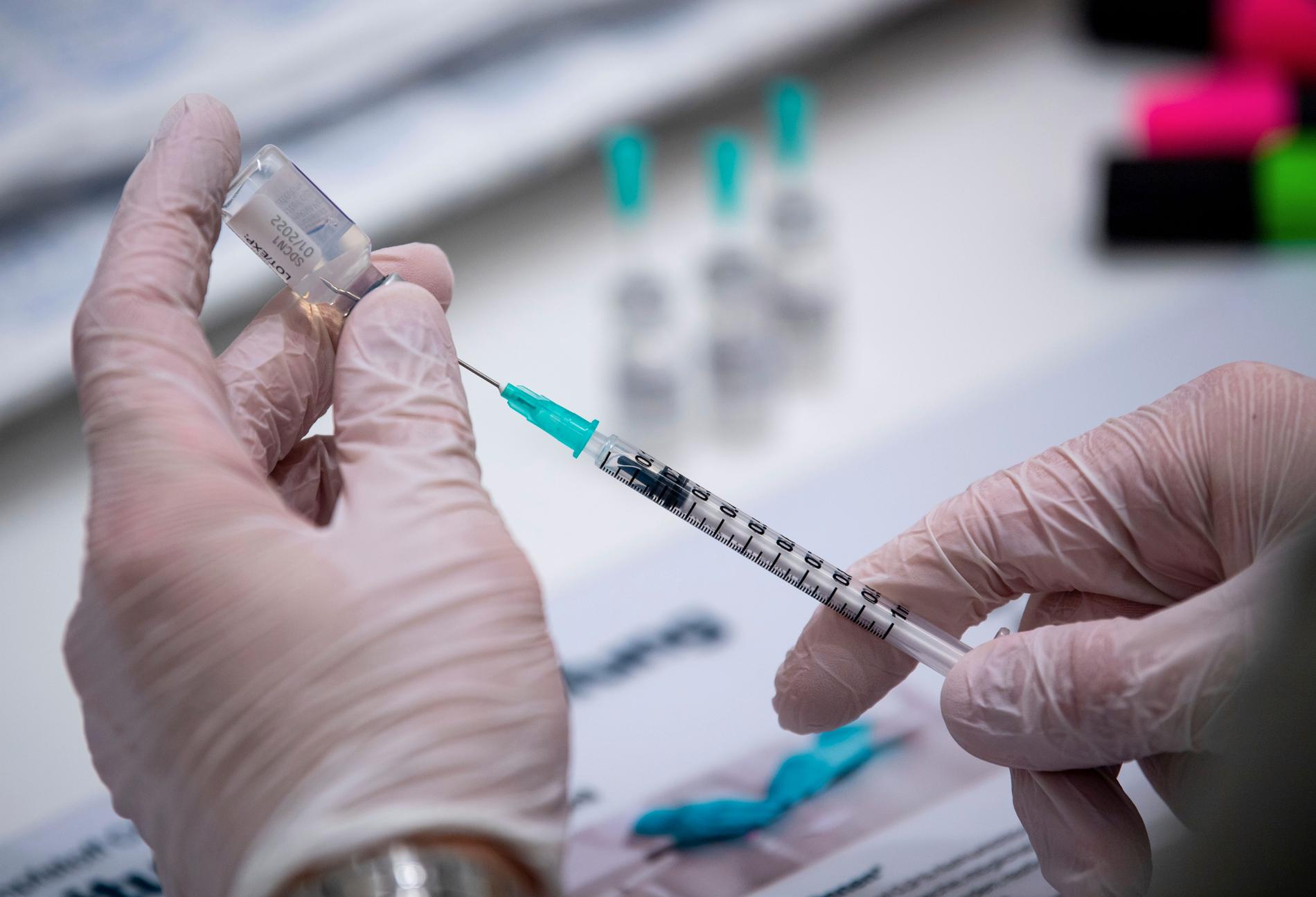 Den skeva vaccinfördelningen  i världen kan leda till mutationer varnar experter.