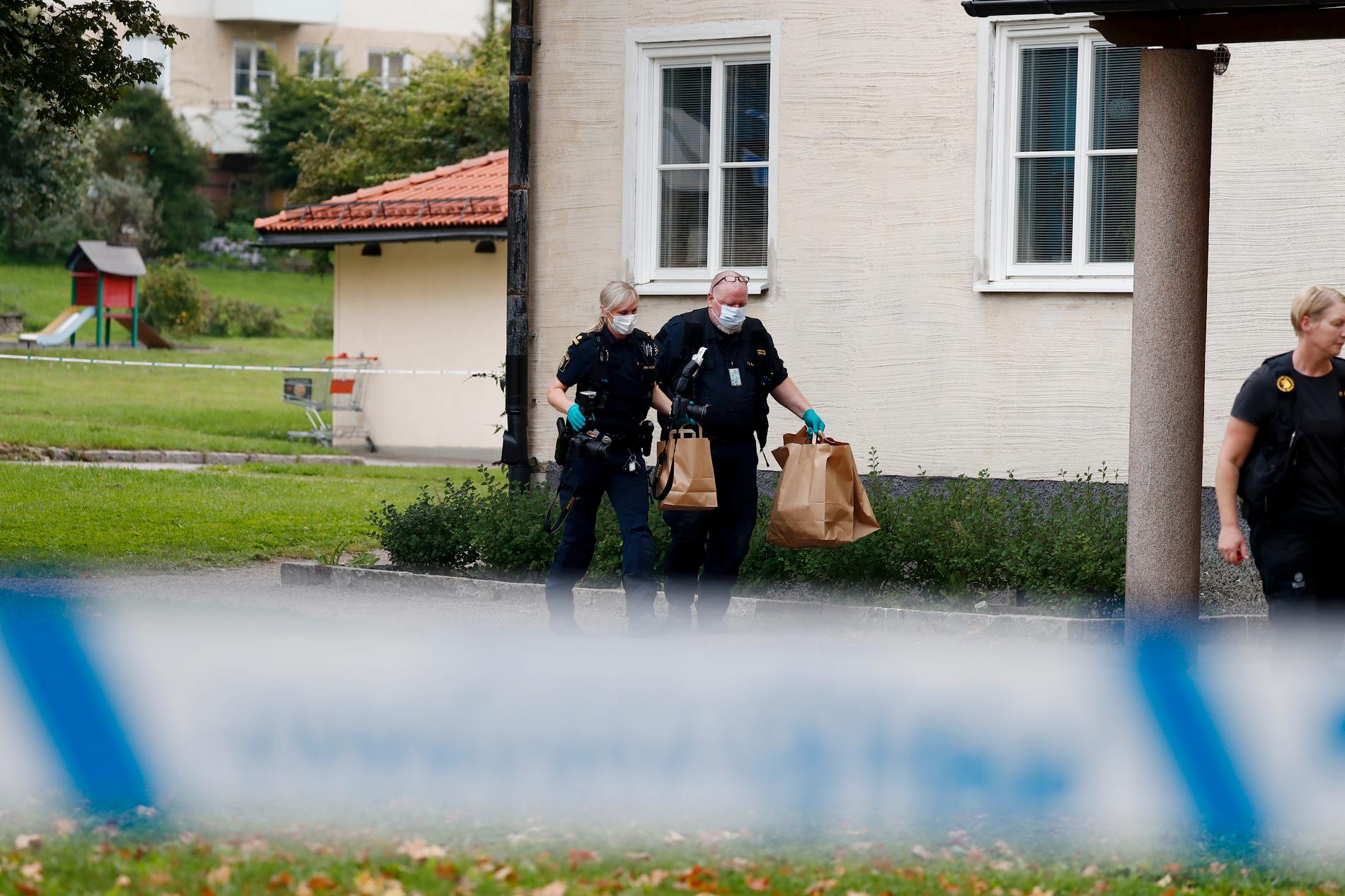 Polis på plats vid brottsplatsen i Uppsala under tisdagsmorgonen.