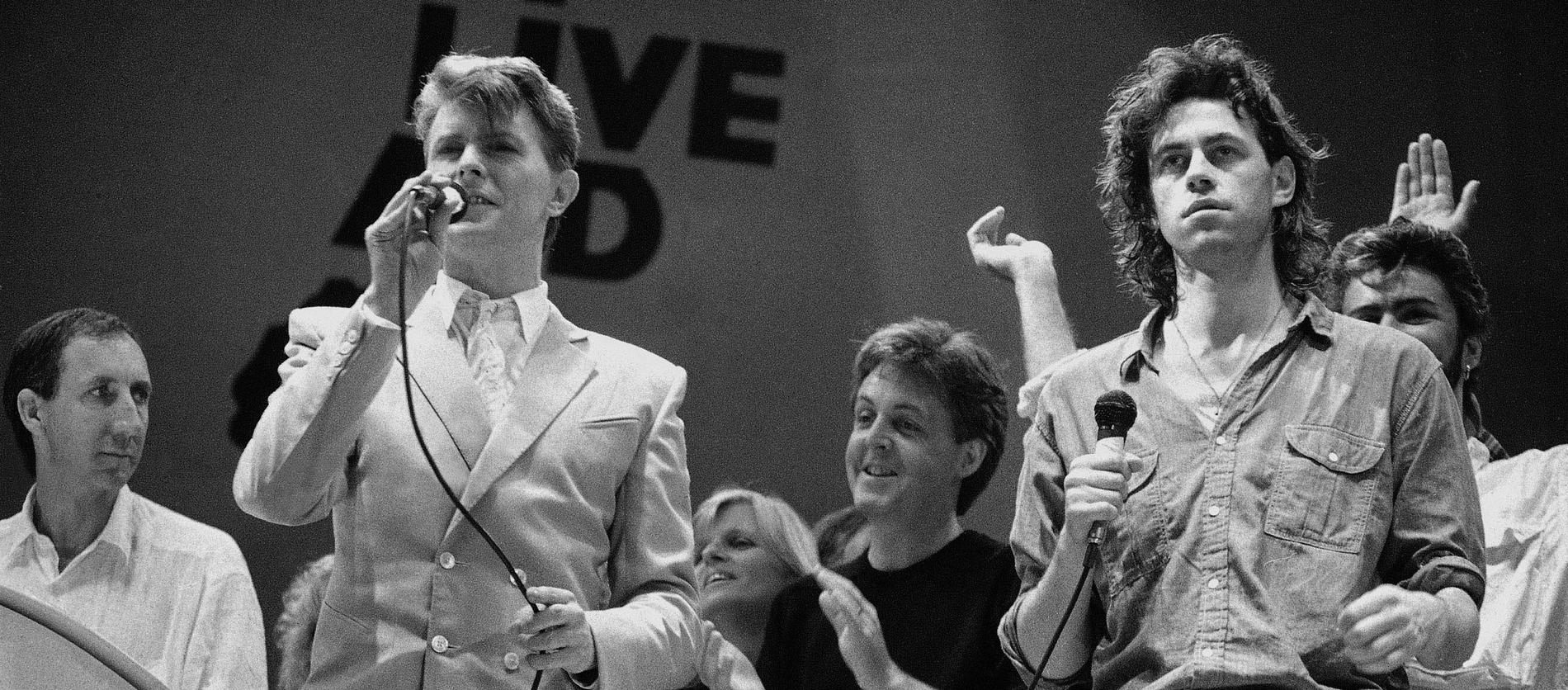 David Bowie och Bob Geldof, i bakgrunden syns även Pete Townsend, Paul McCartney och dold George Michael.