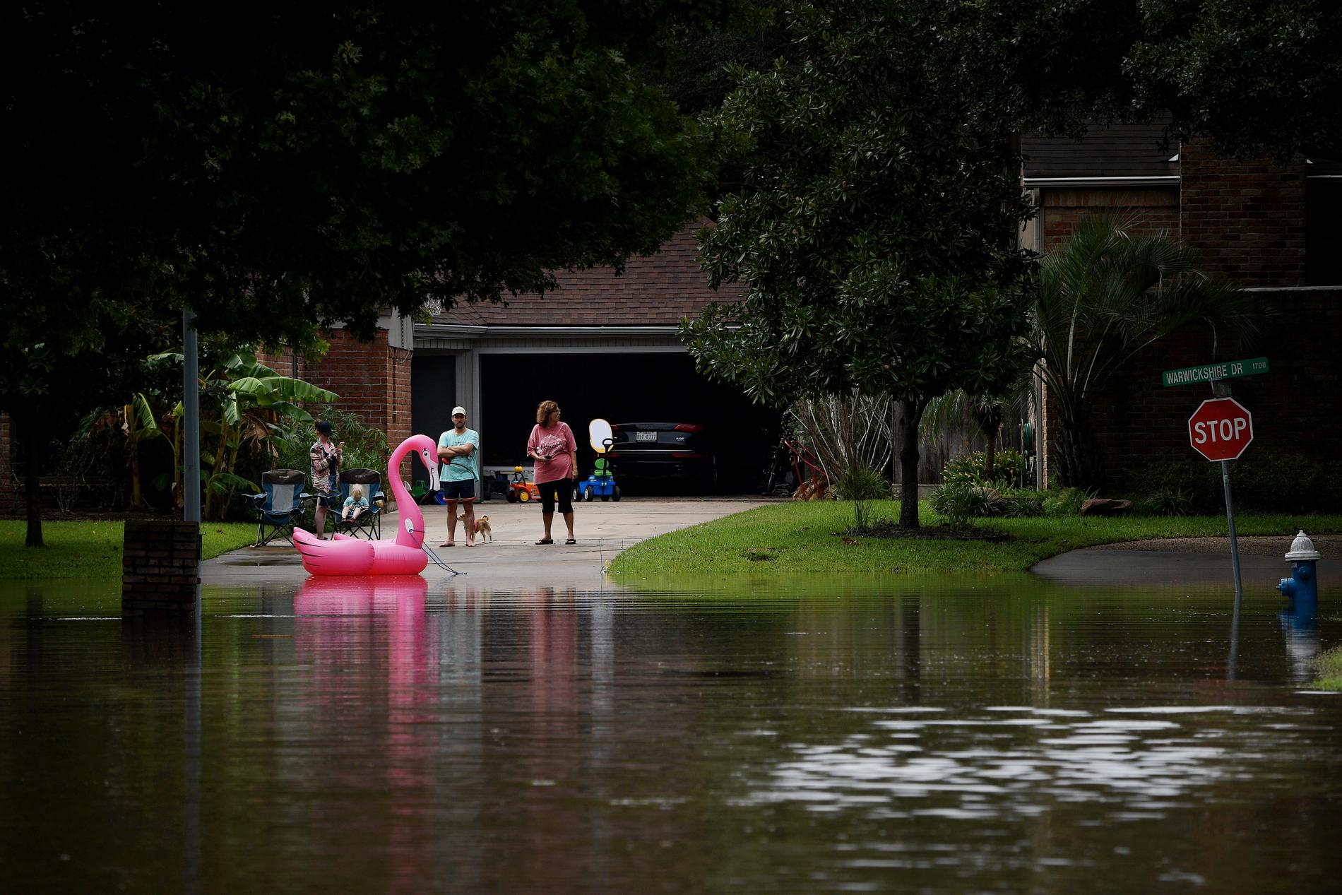 Människor runt om i Texas är strandade i sina egna hem. Trots att regnet slutat för tillfället stiger vattnet fortfarande då myndigheterna sakta men säkert släpper ut vatten ur dammarna för att de inte ska brista. 