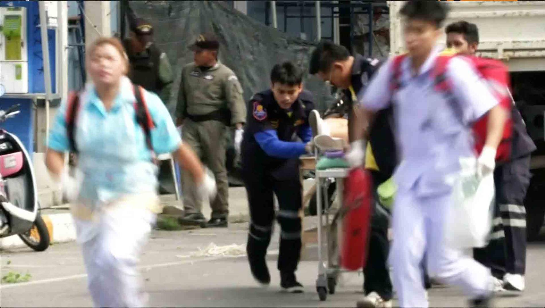 Sjukvårdspersonal arbetar på platsen efter en av bomberna i Hua Hin.