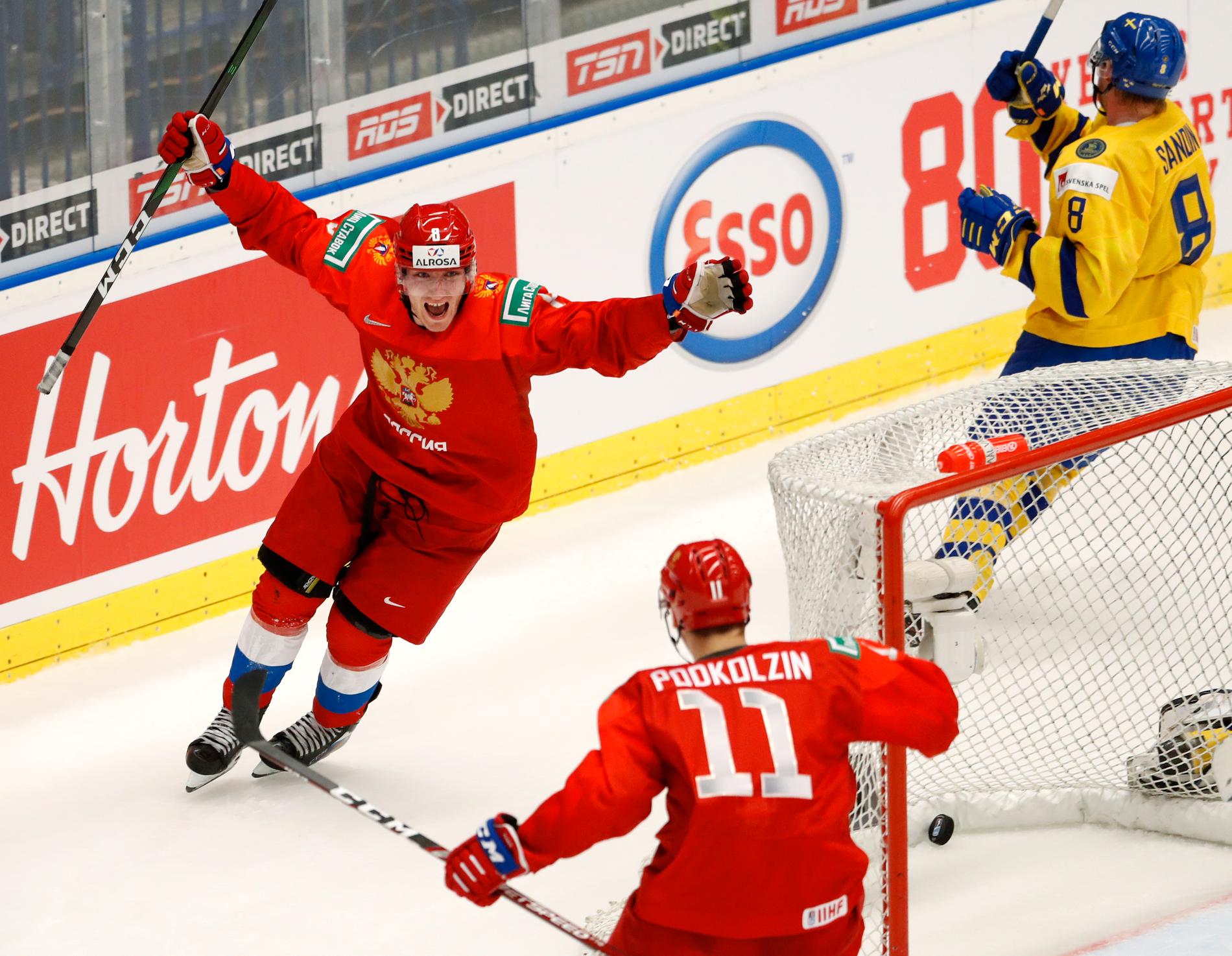 Ivan Morozov jublar efter segermålet mot Sverige i JVM-semifinalen och Vasilij Podkolzin (11) väntar på att gratulera. Båda finns med i Rysslands lag till Euro Hockey Tour-turneringen i Globen.