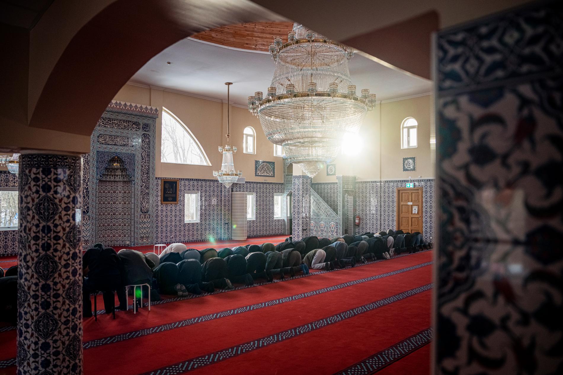 Söndagens tredje bön i Fittja moské.