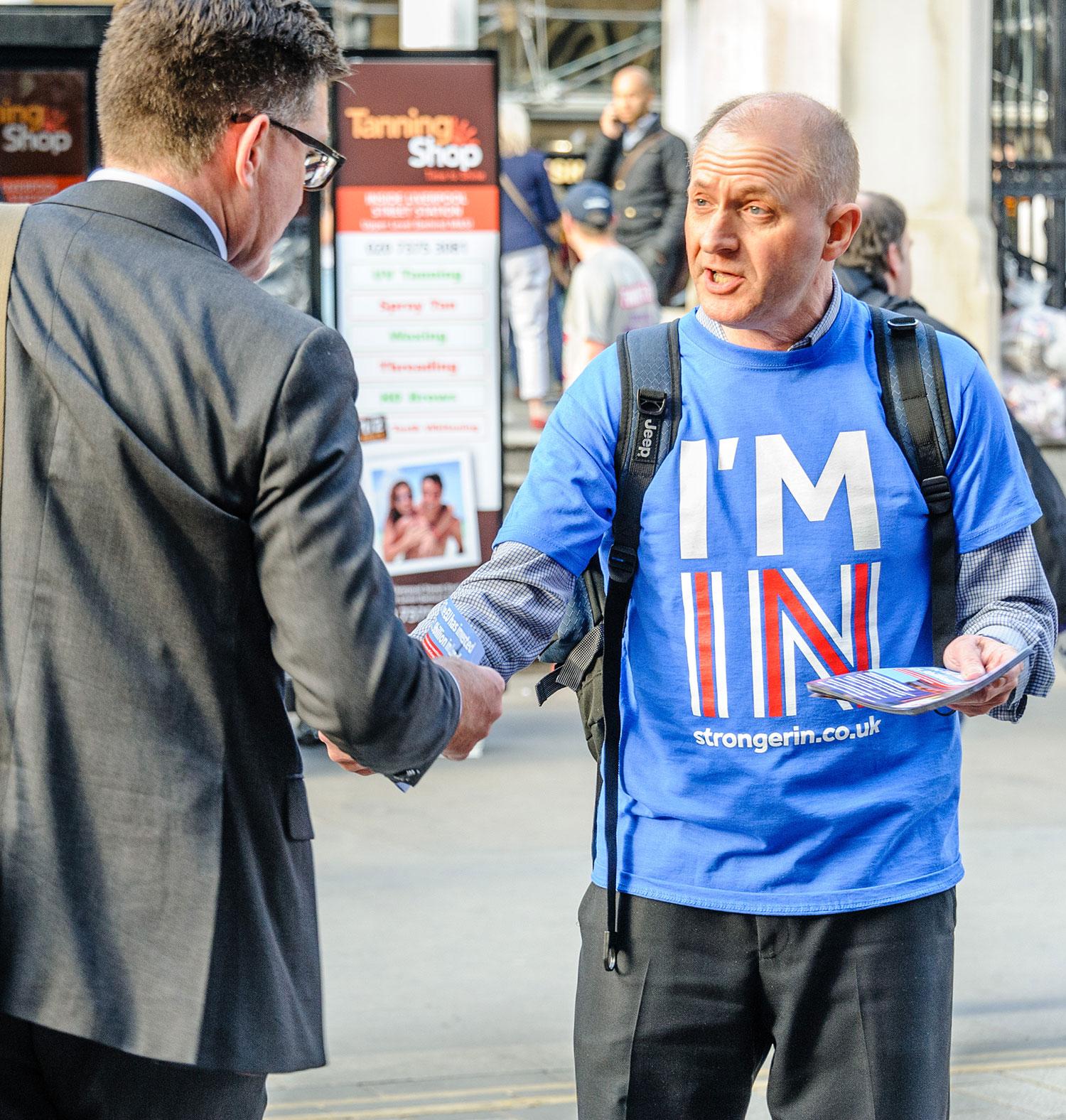 David Bicknall delar ut flygblad utanför Liverpool Street station i London med argument för att stanna kvar. Men det är inte så att folk direkt sliter flygbladen ur hans utsträckta hand.