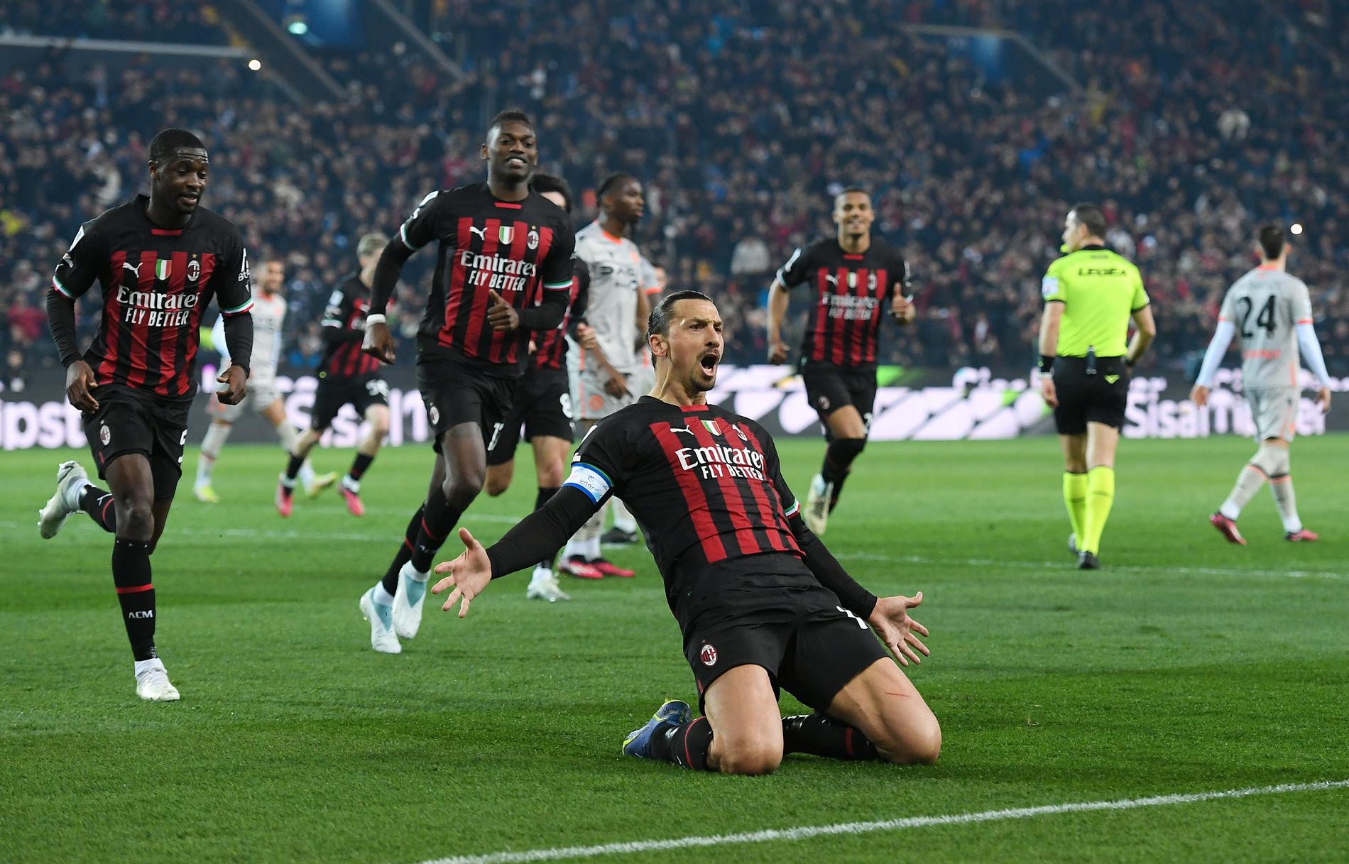 Zlatan jublar efter sitt historiska mål för Milan i Serie på lördagskvällen. 