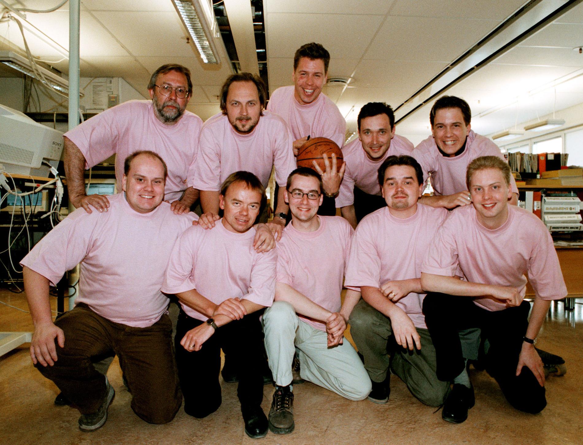 2000 Den 8 maj ramlar det rosa Sportbladet för första gången ut ur huvudtidningen – och gör succé. Här är gänget bakom premiärnumret.