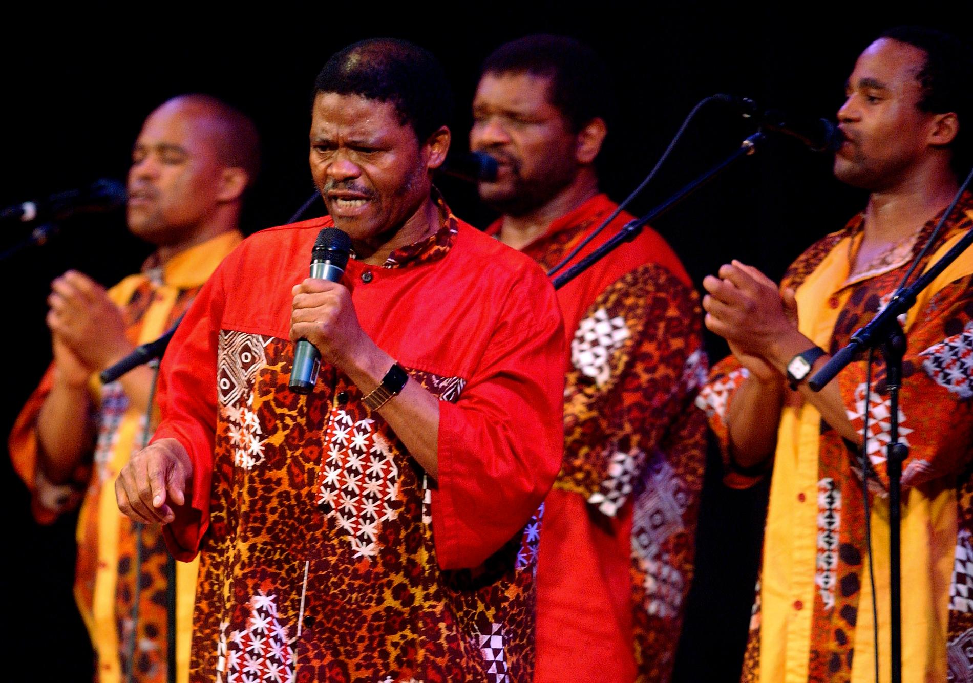 Ladysmith Black Mambazo, med Joseph Shabalala i rött i mitten, under ett uppträdande 2005. Arkivbild.