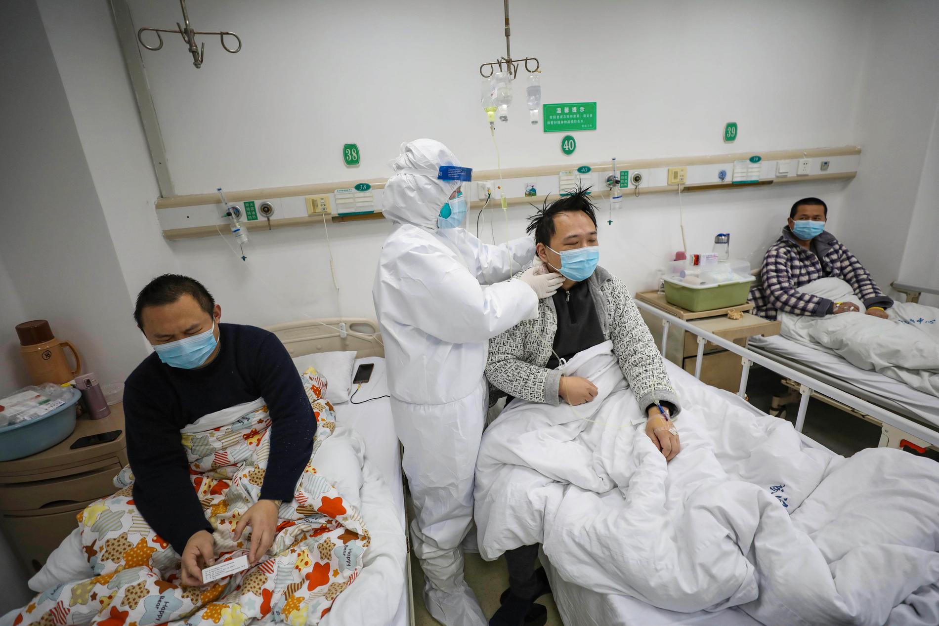 Patienter undersöks på ett sjukhus i Jinyintan under början av covidpandemin.