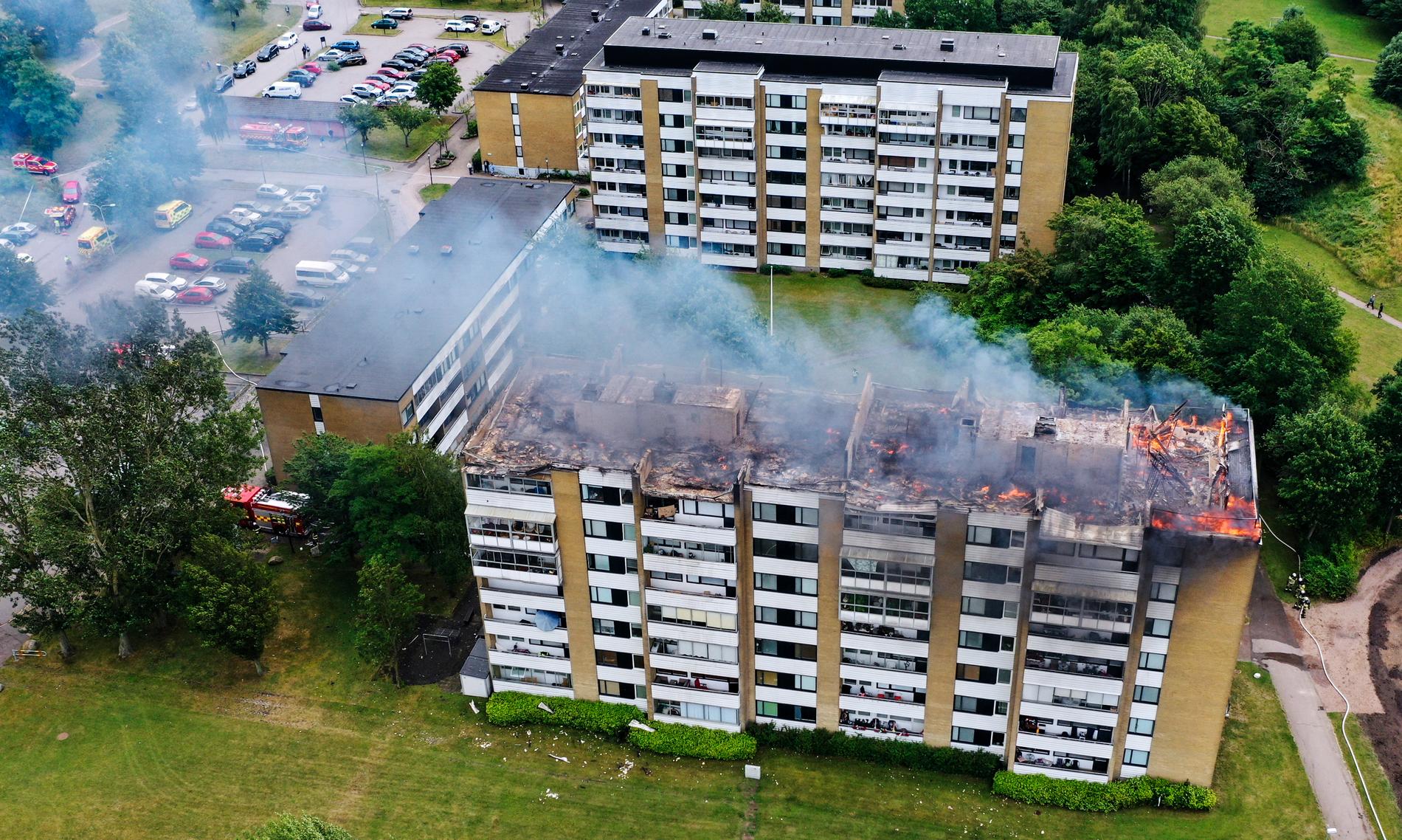 Enligt Räddningstjänsten Syd har branden startat på vinden i flerfamiljshuset i området Silvergården i Landskrona. Medan släckningsarbetet pågick spred sig branden dessutom till de två översta lägenheterna i åttavåningshuset.