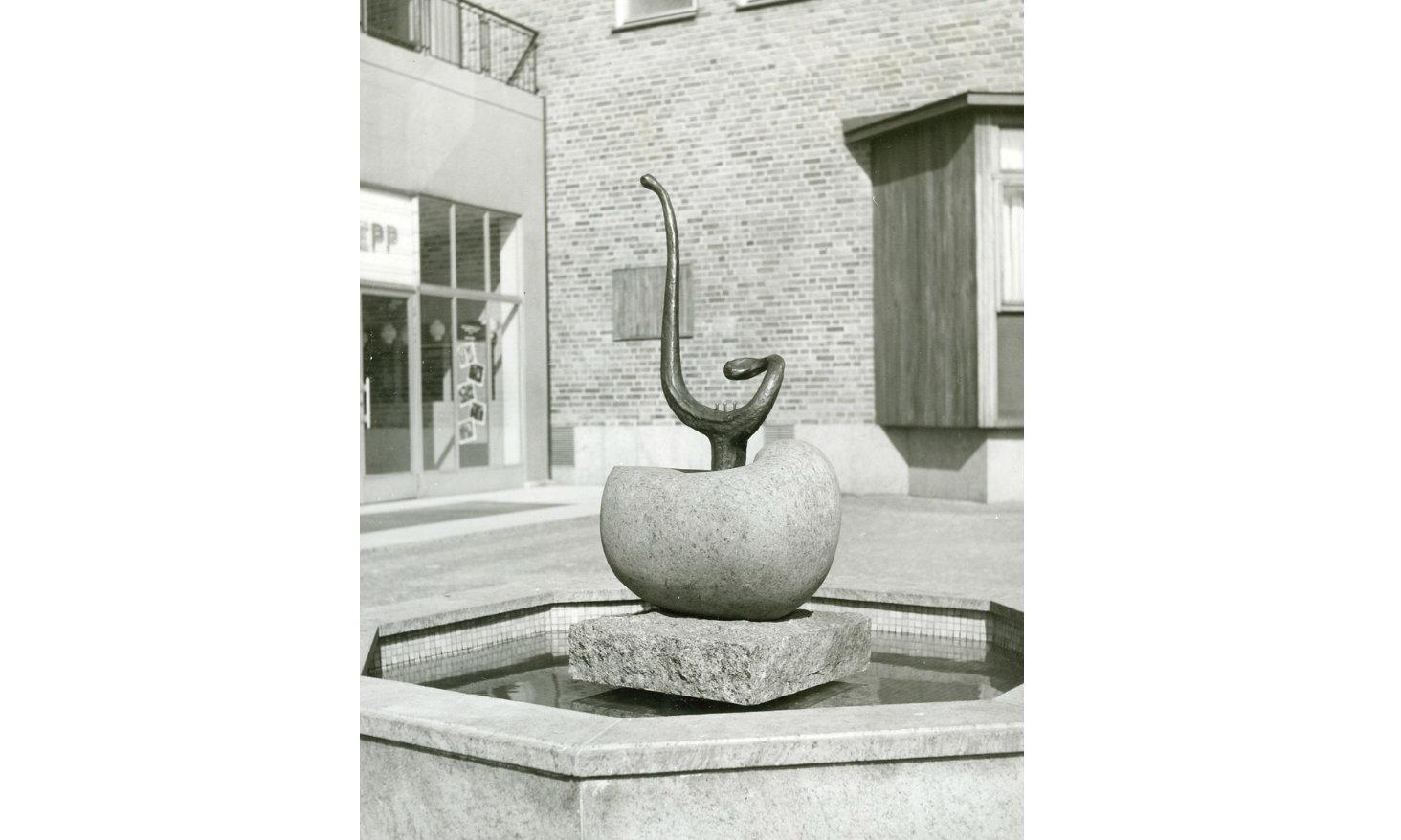1956 placeras Bernard Anderssons skulptur ”Musikens källa” utanför Halmstads teater. Fontänen är en staty i form av en snäcka i röd granit och en självspelande lyra i brons. Tre vattenstrålar utgör strängar på lyran.