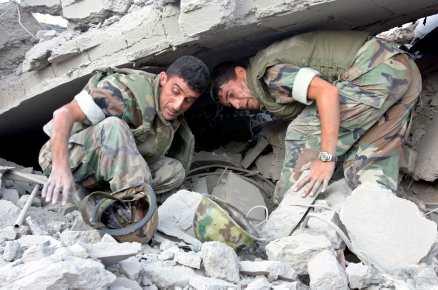 Libanesiska soldater söker efter överlevande.