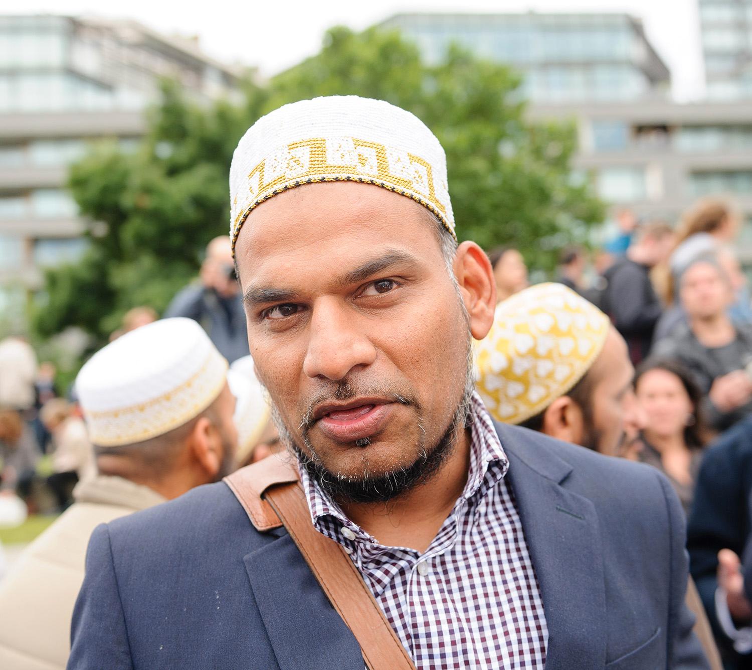 – Vi är hundra personer från min moské som kommit hit, sa Khozema, 38, från Northolt i nordvästra London.