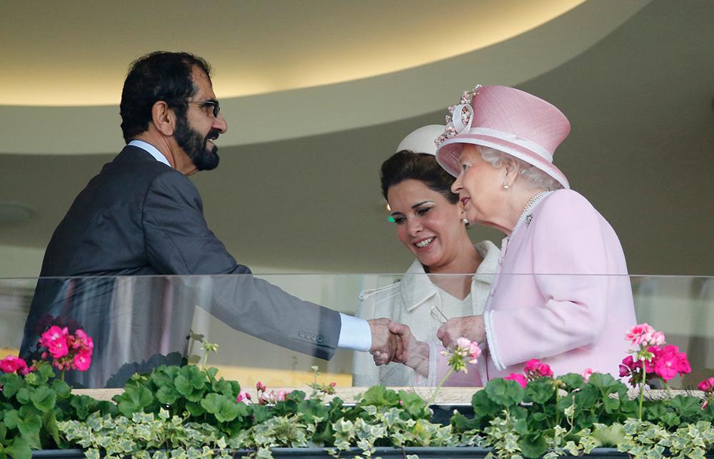 Både emiren och Haya är goda vänner med drottning Elizabeth och hennes familj. 