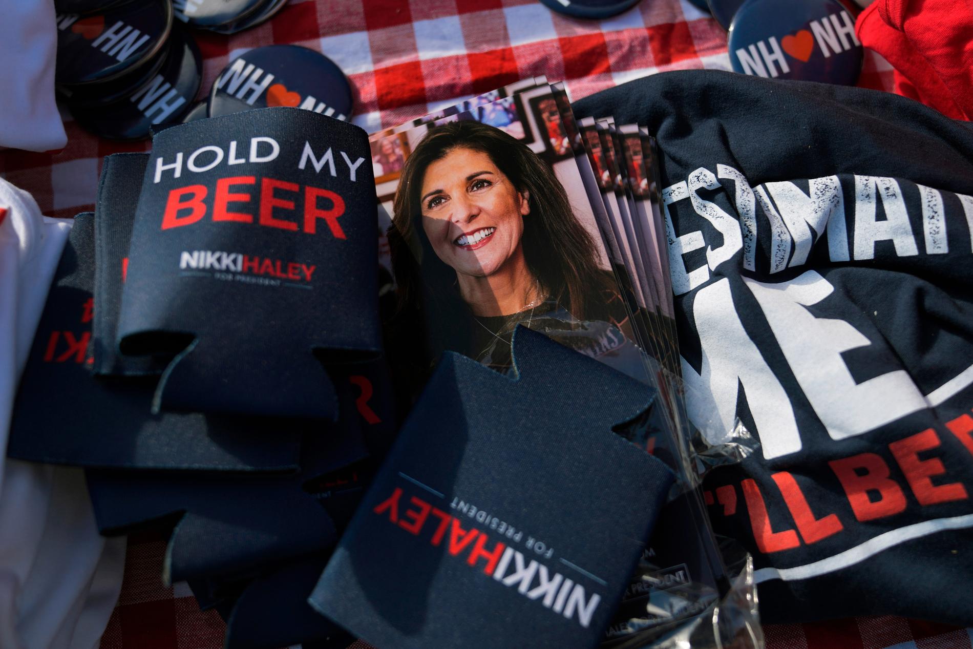 Knappar, flaggor, t-shirts och kepsar. Republikanska Nikki Haleys kampanj säljer prylar utanför ett bryggeri i primärvalsdelstaten New Hampshire.
