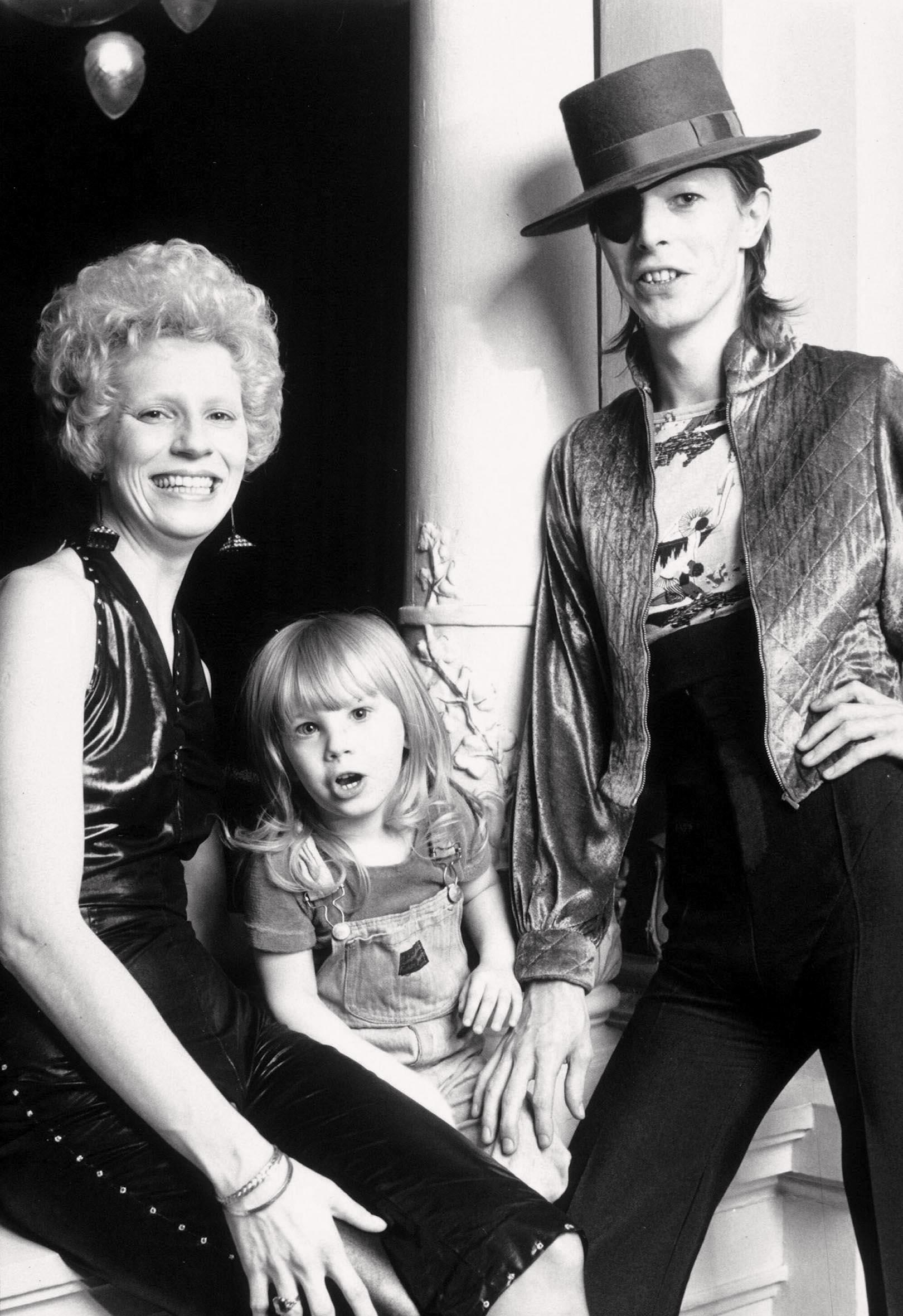 David Bowie och Angela Barnett träffades på en klubb i Soho, London, 1969. Två år senare föddes sonen Duncan Zowie.