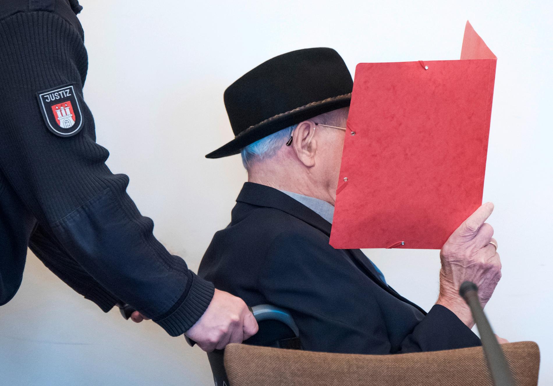 Den åtalade 93-åringen har suttit i rullstol i rättssalen i Hamburg. Arkivbild.