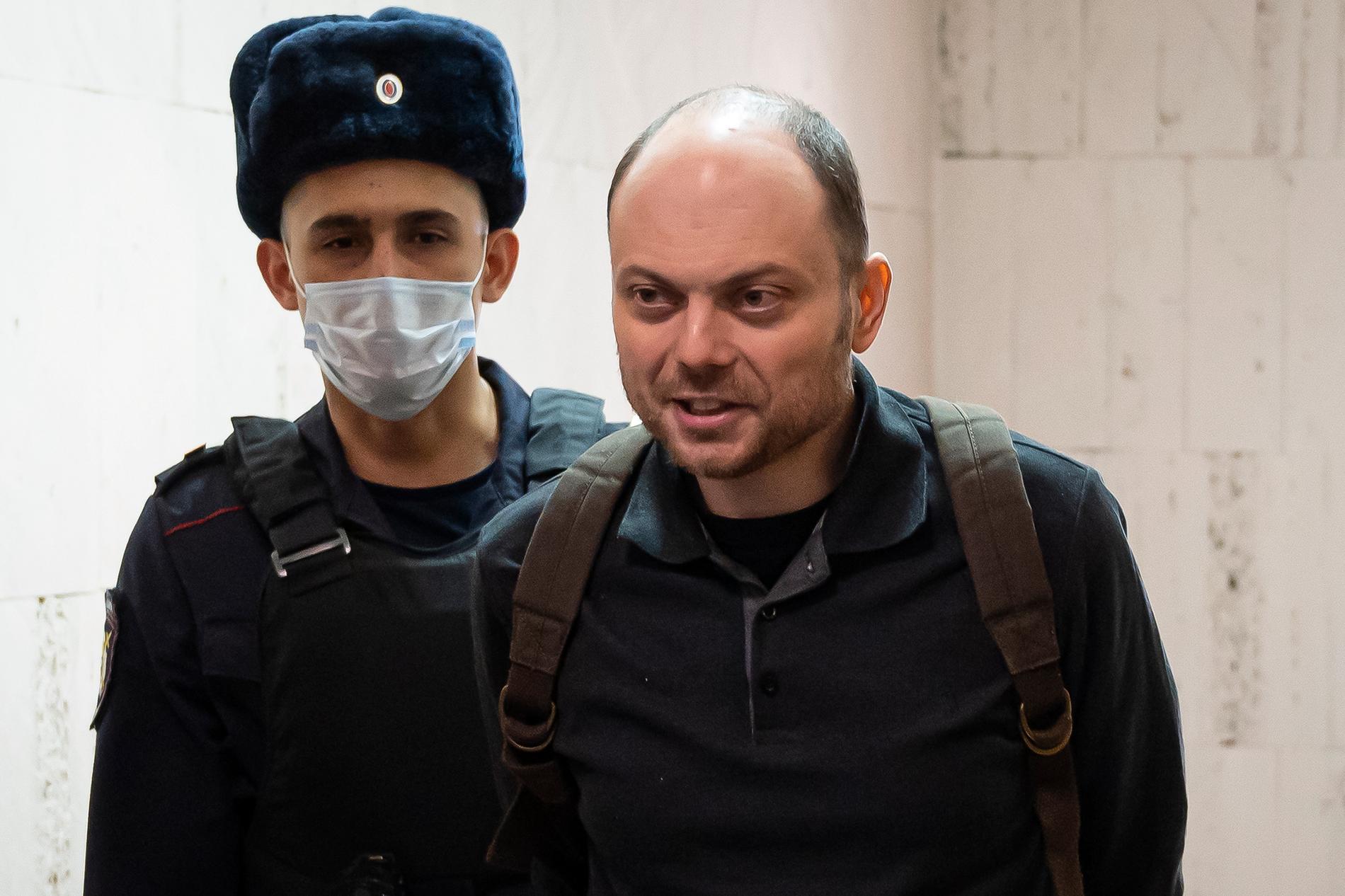 Vladimir Kara-Murza förs in till domstolen i Moskva den 8 februari.