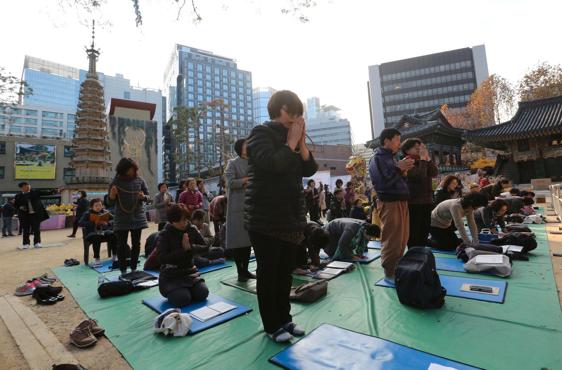 Föräldrar ber för sina barn i tempel i Seoul inför det kommande antagningsprovet.