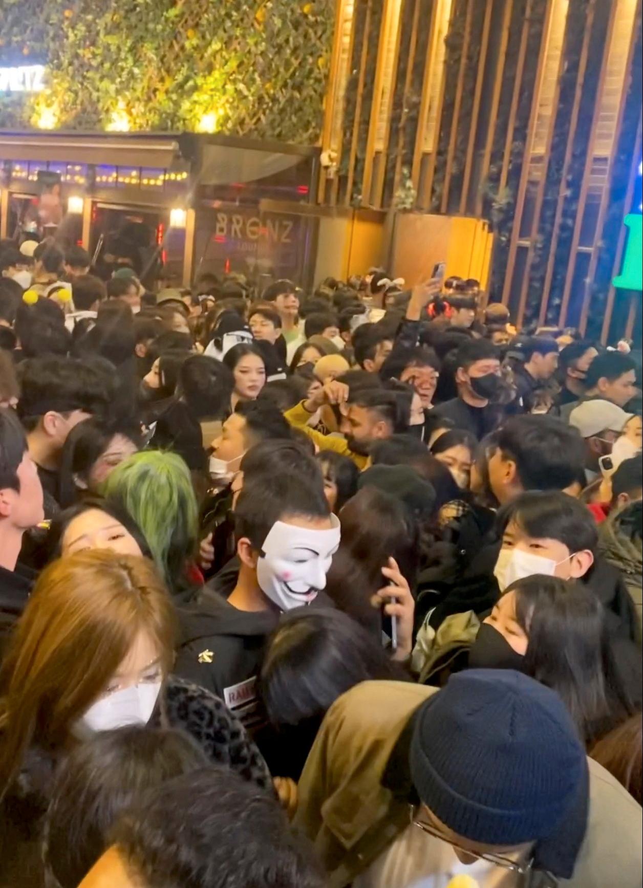Massa människor samlas i nöjeskvarteren Itaewon, många utklädda för att fira halloween.