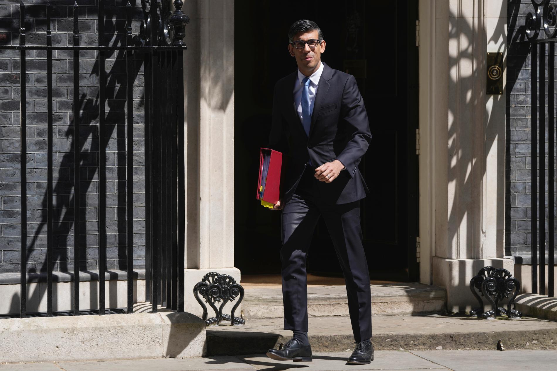 Premiärminister Rishi Sunak utanför bostaden vid 10 Downing Street igår.