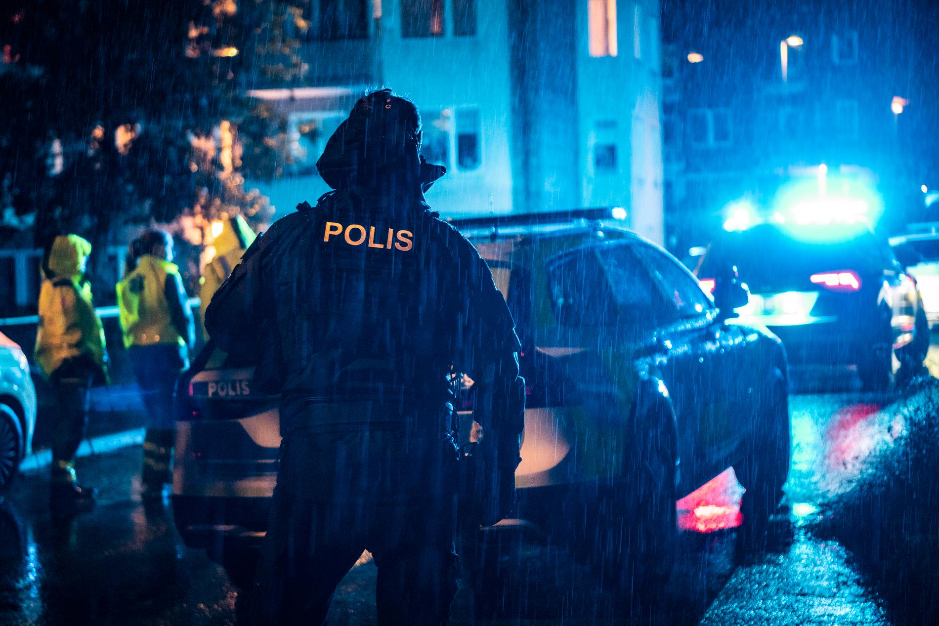 Polis på plats vid en skottlossning utanför Stockholm.