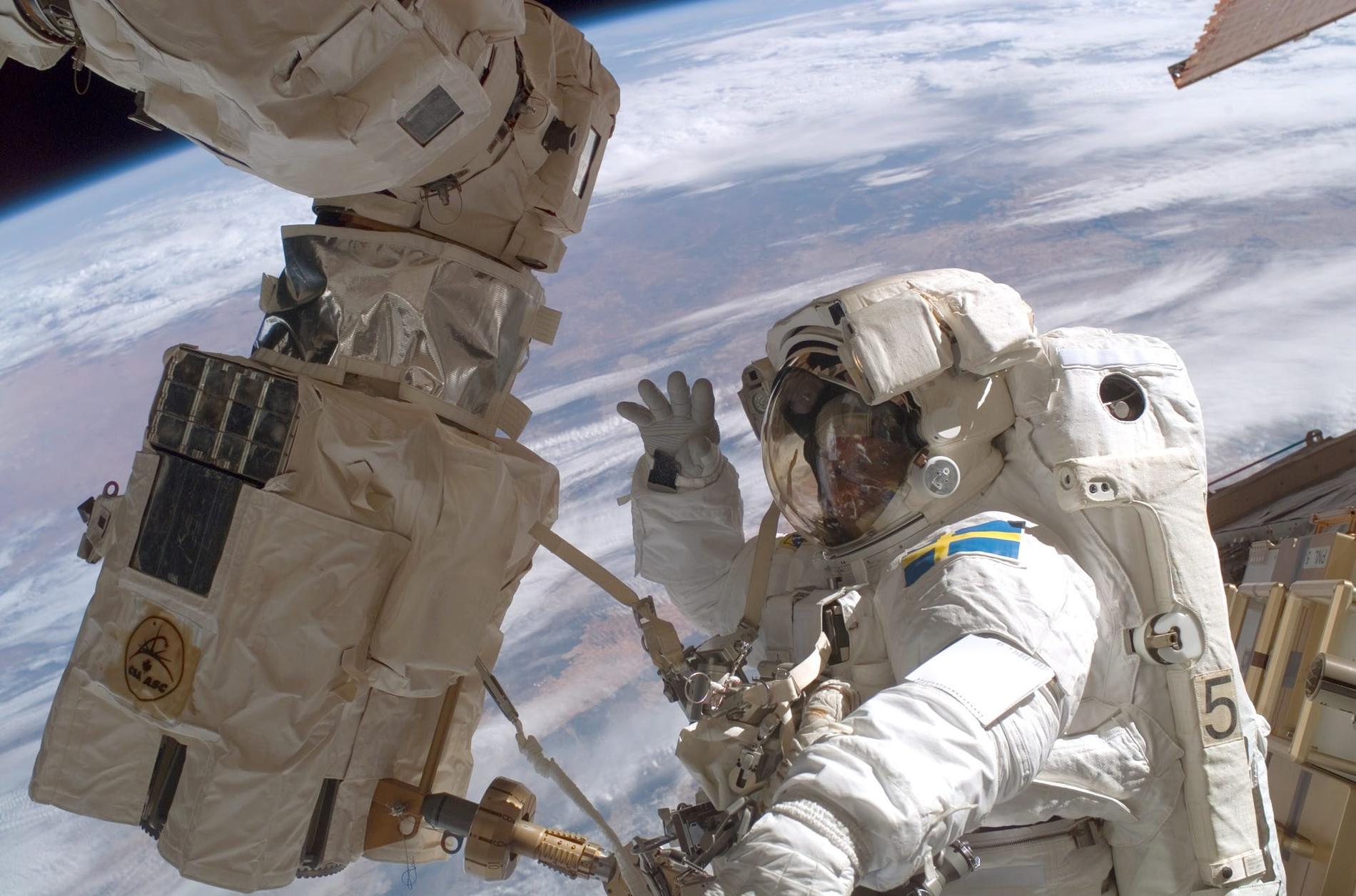 Nasa har spenderat över 200 miljoner dollar på att ta fram nya rymddräkter, men hittills har resultatet varit klent. Bilden: Christer Fuglesang vid rymdstationen ISS 2006.