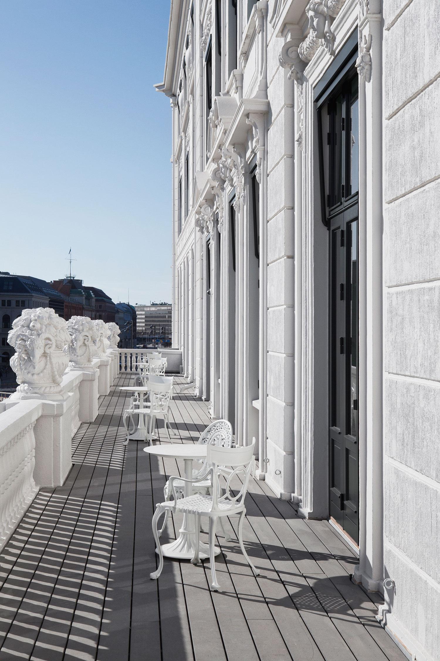 Till den 250 kvadratmeter stora kungliga sviten finns en förnämlig balkong.