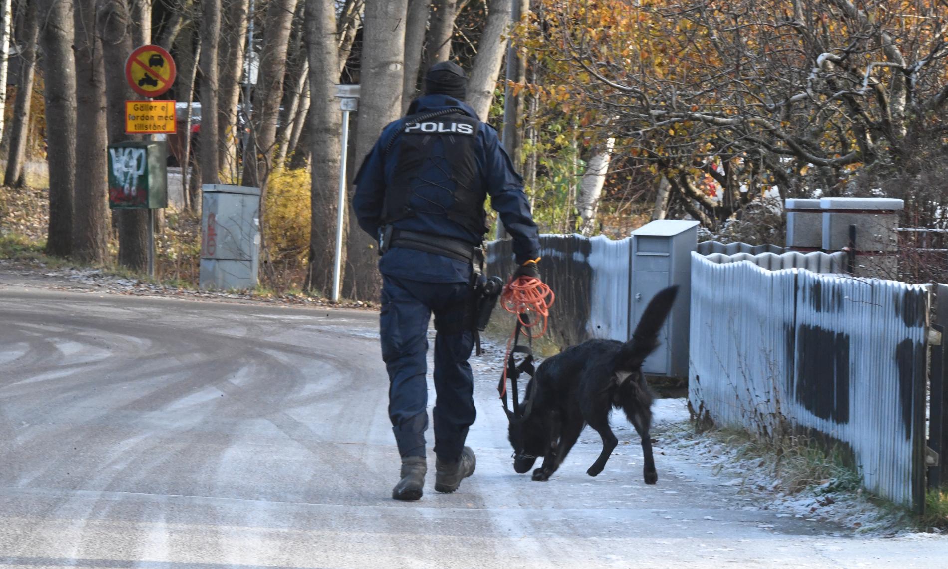 Polisen har hittat en död person i en villa i Upplands Väsby utanför Stockholm.
