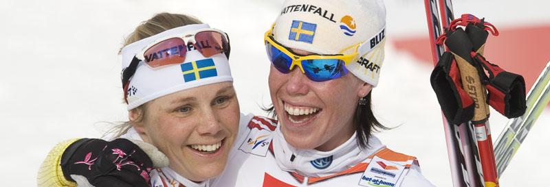 Silverhjältar Lina Andersson och Anna Olsson jublar efter sin silvermedalj.