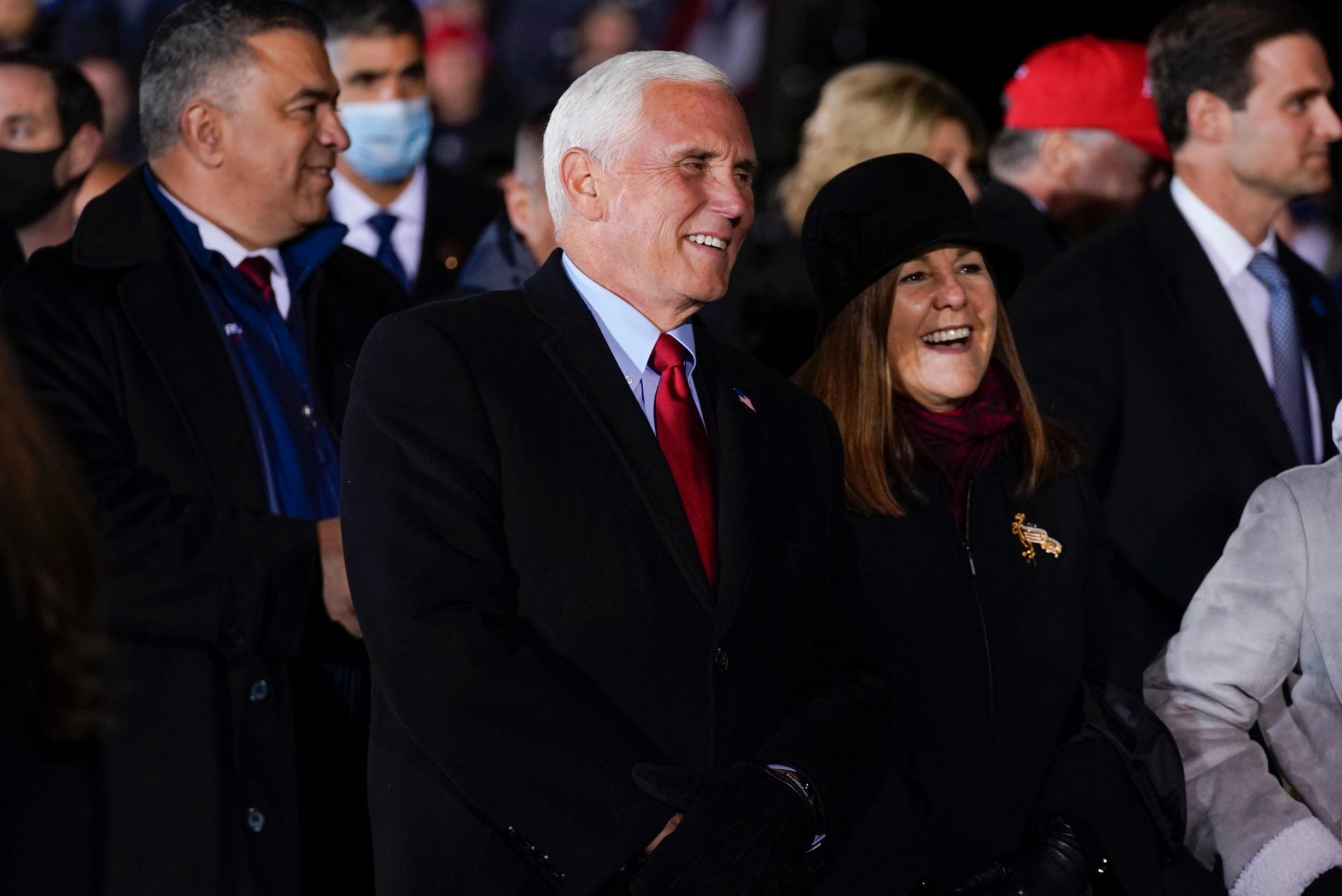 Vicepresident Mike Pence och hustrun Karen lyssnar på president Donald Trump vid ett kampanjmöte i Michigan på valdagen i november.